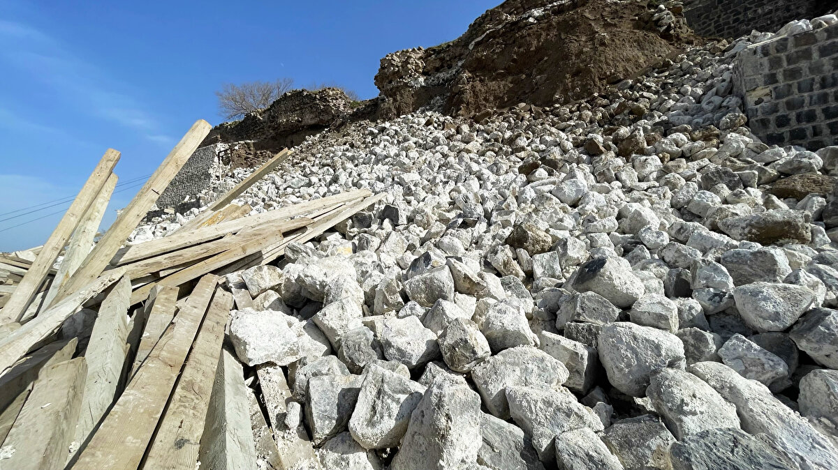 Tarihi kalenin restore edilen doğu ve güneyindeki duvarlar depremin etkisiyle yıkılırken, enkazlar kale eteğinde birikti.