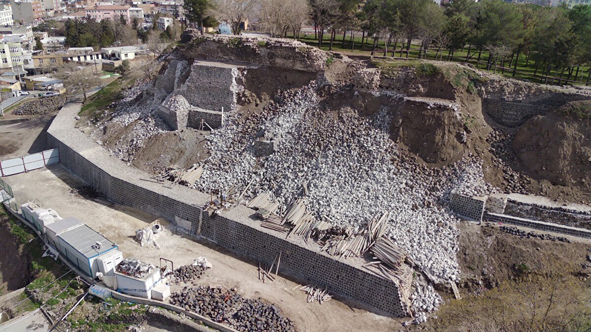 Siverek Belediye Başkan Yardımcısı Mustafa Koşar, AA muhabirine, hayatın normalleşmesiyle tarihi kalede yürütülen restorasyona yeniden başlanacağını söyledi.