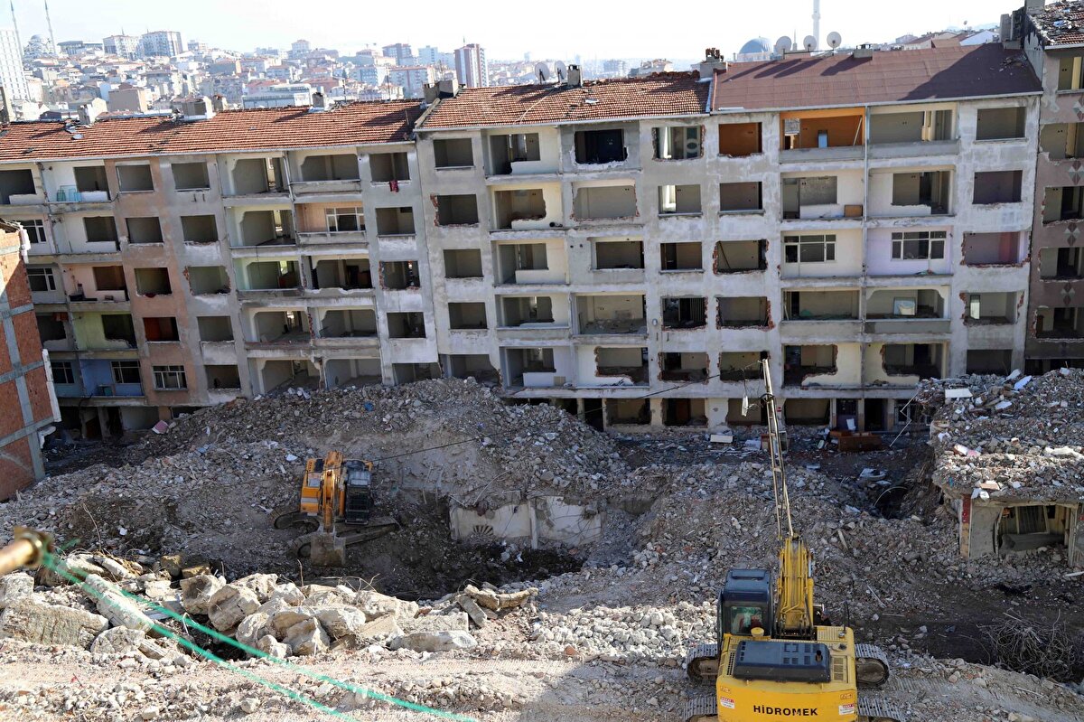 Yılmaz; özellikle doldurulmuş alanlara bina yapılan Avcılar, Beylikdüzü, Büyükçekmece, Bakırköy gibi yerlere çok dikkat edilmesi gerektiğini belirtti.