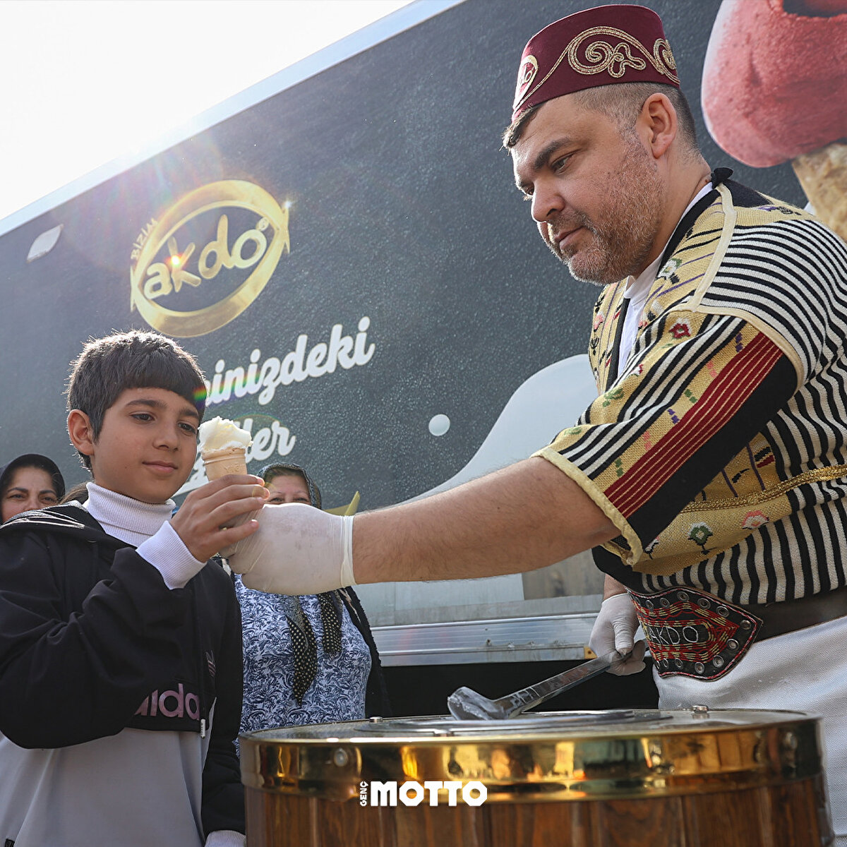 Kentteki hava sıcaklığının artmaya başlamasıyla çadır kentlerde kalan çocukları mutlu etmek için böyle bir etkinlik planlandı.
