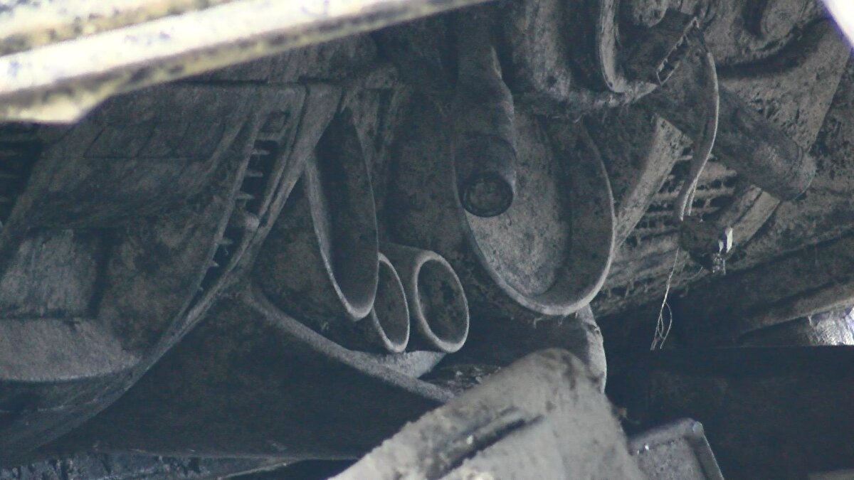 Sultangazi'de bulunan Alibeyköy Barajı'nda doluluk oranı bugün yüzde 10.69 olarak ölçüldü. Bir kısmı tamamen kuruyan barajda, suların çekilmesiyle göle atılan giysiler, pet şişe, zodyak bot ve kayık parçaları gibi birçok kalıntı ortaya çıktı.