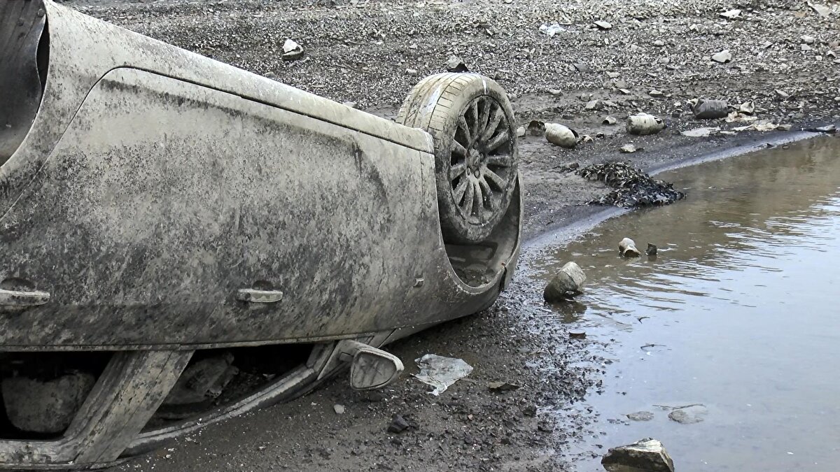 Barajın, Mağlova Kemeri ve Güzelce Kemeri arasında bulunan noktasında ise çamura saplanmış bir otomobile de rastlandı.