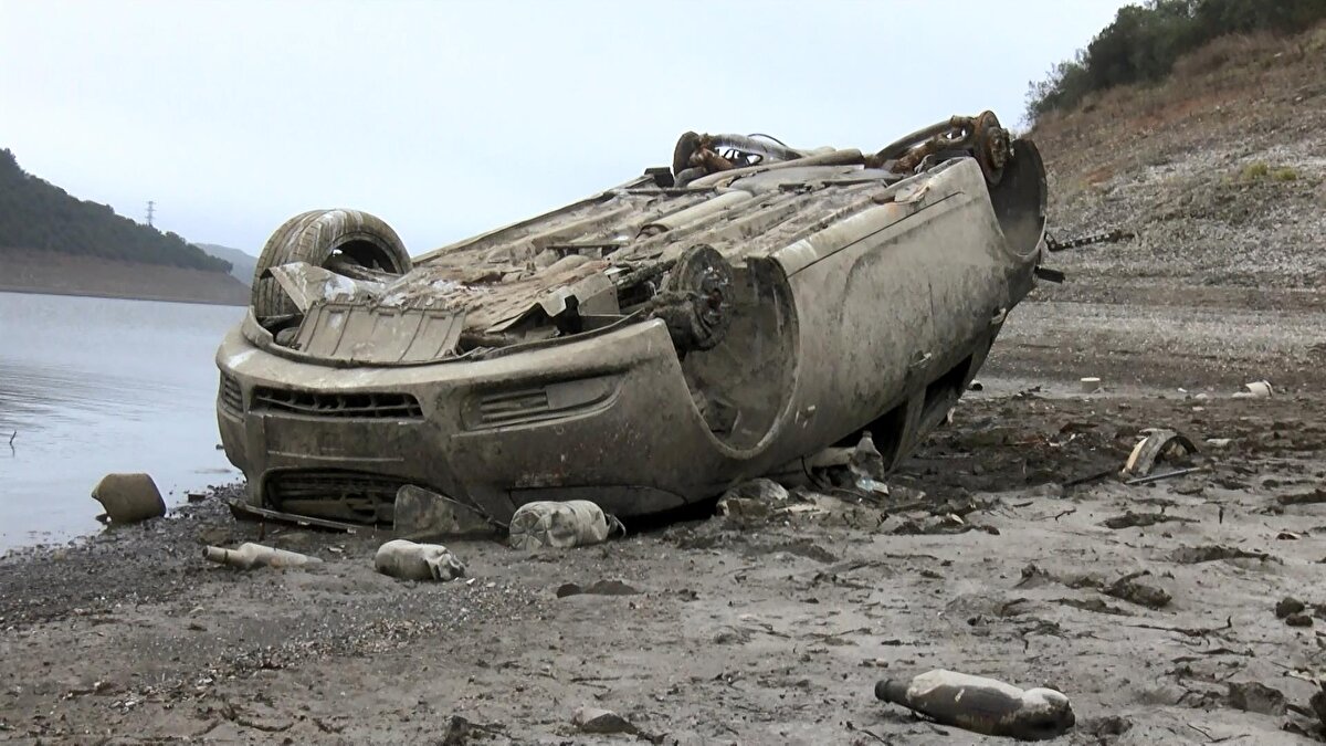 Çevredeki bir kişi, ters dönmüş halde duran aracı cep telefonu kamerasıyla görüntüledi.