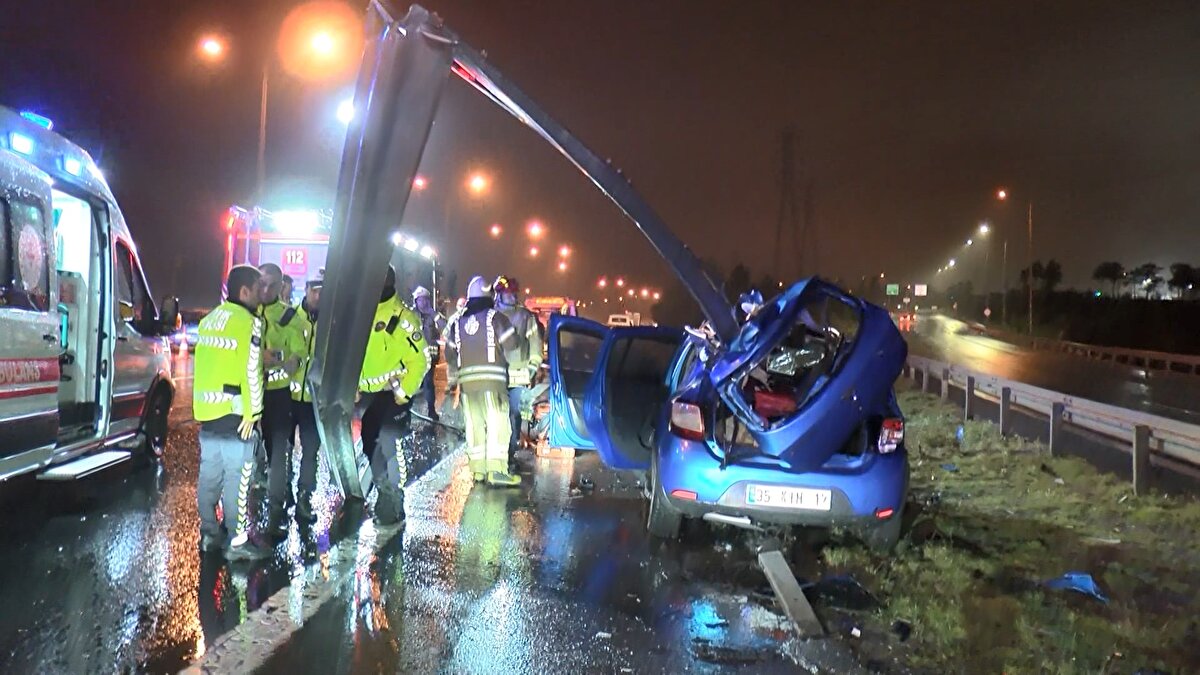 İddiaya göre, Yaren Bilici'nin  (22) kullandığı 35 KIH 17 plakalı otomobil henüz bilinmeyen nedenle kontrolden çıkarak yol kenarındaki bariyerlere hızla çarptı. Çarpmanın etkisi ile otomobilin önünden giren bariyer arkadan çıktı.