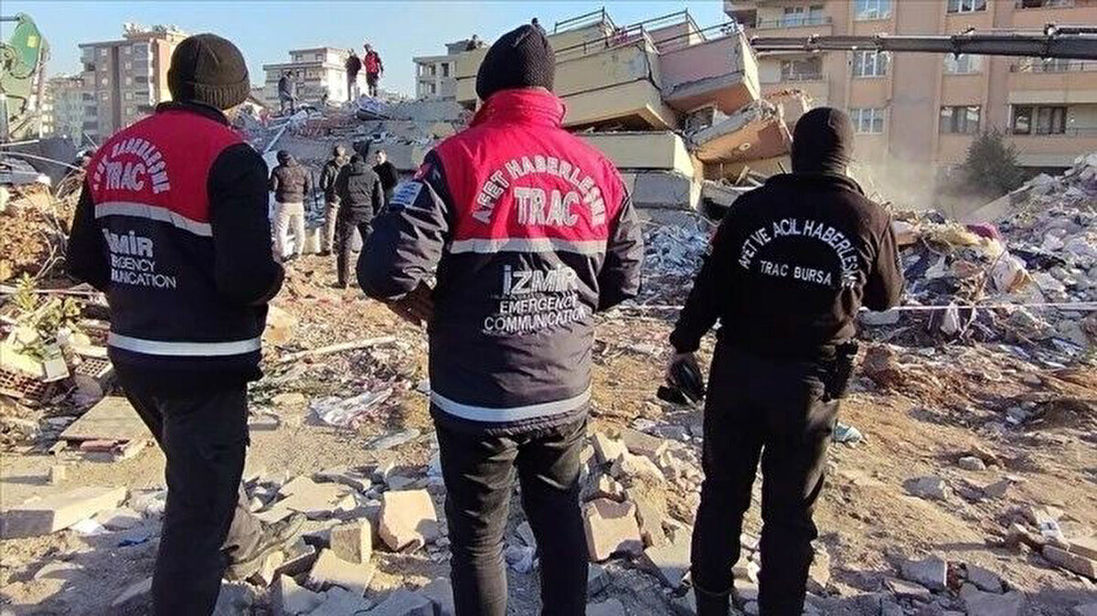 DEPREM ÇANTASINDA TELSİZ TAVSİYESİ<br>Deprem çantalarında telsiz bulundurulması gerektiğini vurgulayan Doğan, "Telsiz kullanmak için amatör telsizci olmaya gerek yok. Amatör telsizcilik daha profesyonel yapılmasını sağlayan bir hobidir. Vatandaşlarımıza deprem çantası içerisine koymaları için teknolojik marketlerden alabilecekleri lisansız telsizleri de öneriyoruz. Bu telsizlerle, göçük altında kaldıklarında deprem çantalarına ulaşabiliyorlarsa, sinyal göndererek sahada telsiz kullananlara ulaşmalarını sağlayacak. İyi ihtimalle, yetkin personel sahaya geldiğinde spektrumlarla analiz edip göçük altındaki depremzedeye ulaşabiliyor" dedi.