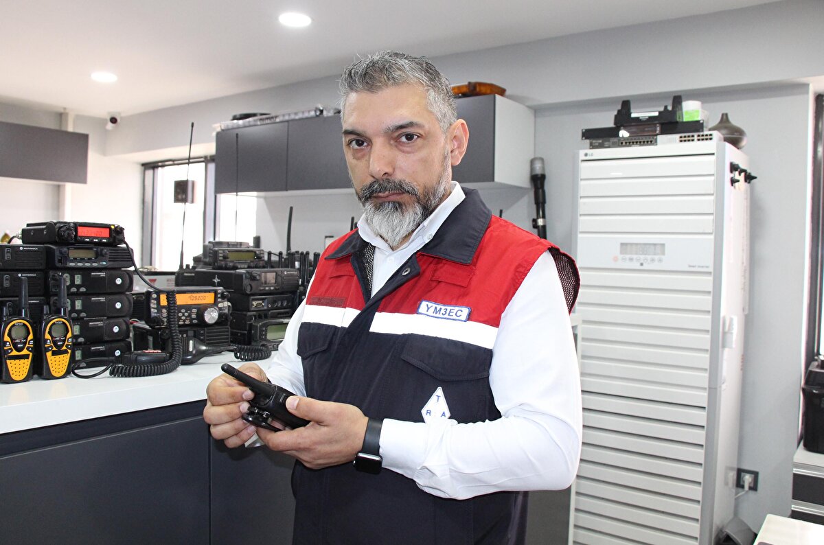 Kahramanmaraş'ın Pazarcık ilçesinde 7.7 ve Elbistan ilçesinde 7.6 büyüklüğündeki 11 ilde yıkıma neden olan depremler sonrası bölgeye giden amatör telsizciler, AFAD ve arama kurtarma ekipleri arasında haberleşmeyi sağladı.