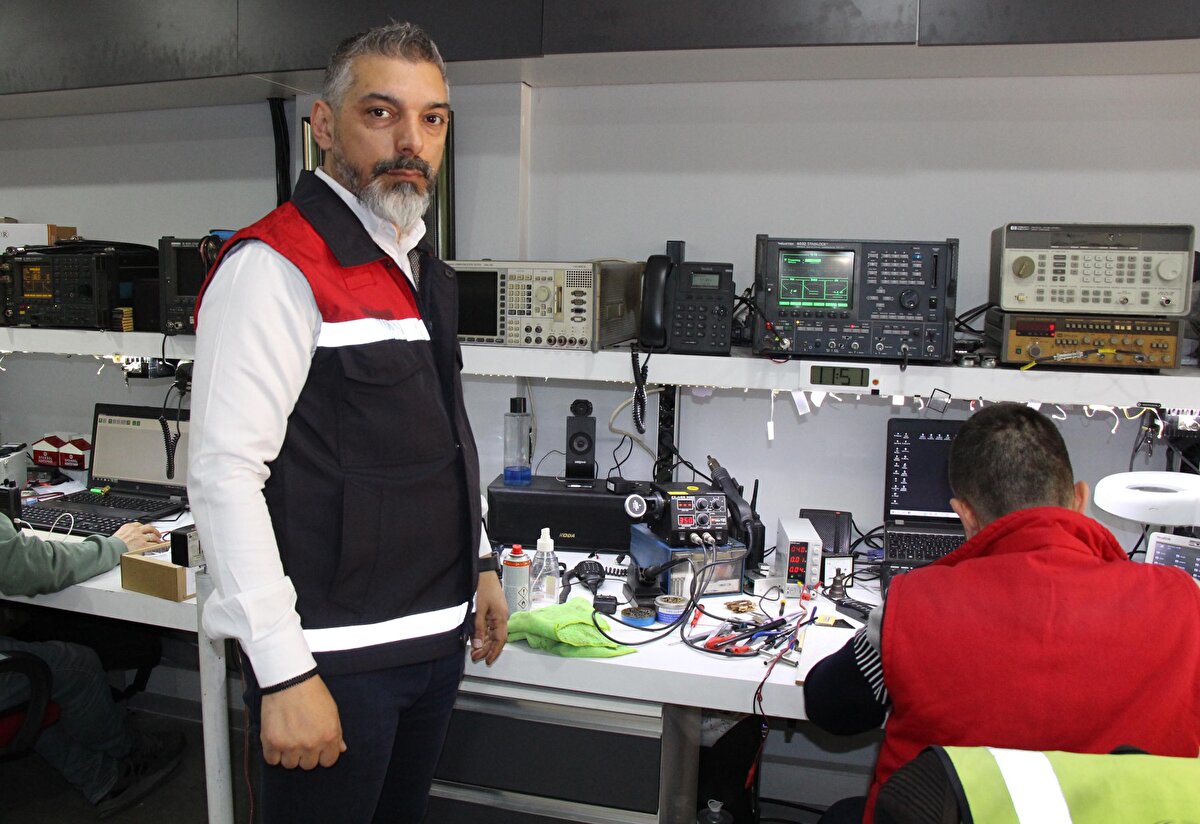 Binaların üzerinde yer alan baz istasyonlarının depremde etkilenmesi nedeniyle telefon ve internet gibi iletişim araçları kullanılamadı. Amatör telsizciler, deprem bölgesinde kopan iletişimi yeniden sağlamak için hasar gören röleler yerine yanlarında getirdikleri röleleri kurdu ve telsizlerle haberleşmeyi sağladı.