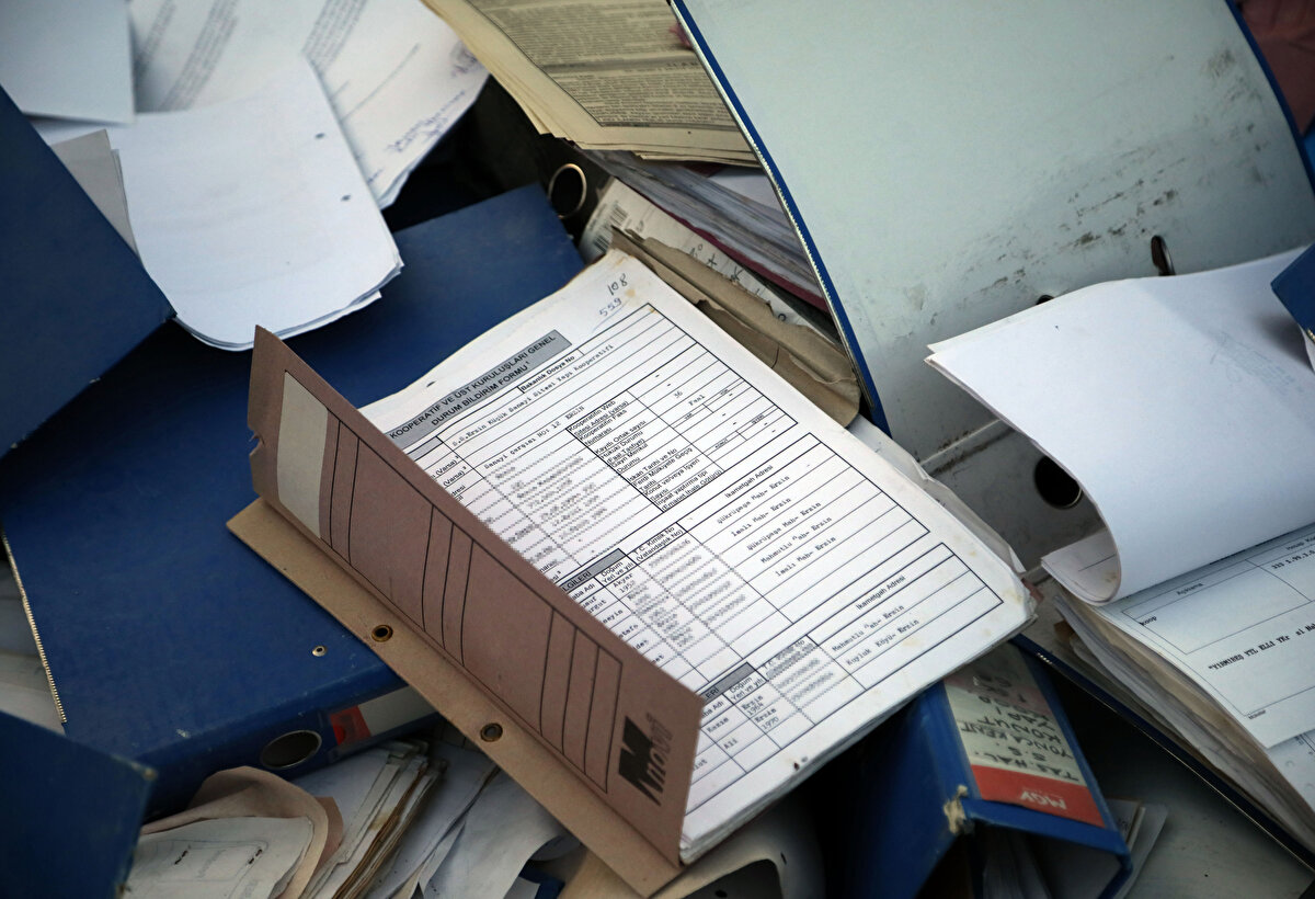 'DİJİTAL VERİLERİN DELİL YETERLİLİĞİ TARTIŞMALI'<br>Avukat Ömer Meşe, “Hatay'da henüz arama kurtarma faaliyetleri devam ederken, hala enkaz altında yaşam belirtileri varken, çok elzem olmayan bir şekilde ve hiç gereği yokken, üzerindeki şaibe hiçbir şekilde giderilmeden hatta bunun izahı dahi yapılmadan buranın yıkılmasının bir anlamı yok fakat geçmiş tecrübelerimize göre de çok bariz bir niyeti var. Niyet okumak istemiyoruz ama her şey de açık aslında. Buradaki belgelerin dijital ortama yedeklendiği söyleniyor, bakanlığın açıklaması da bu şekilde fakat bazı soruların cevabı açıkta kalıyor. Eğer orijinal ortama yedeklendiyse bu kompleks, kamu binası neden gereksiz olduğu iddia edilen dosyaların deposu olarak kullanılıyor, neden bugüne kadar hukuki prosedüre göre imha edilmiş değil? Kaldı ki dijital verilerin delil yeterliliği her halükarda tartışmalıdır. Bunu bütün hukukçu arkadaşlarımız bilir. Manipüle edilmeye çok müsait delillerdir. Kaldı ki henüz depremin infiali ve gergin ortamı bu kadar belirginken, alelacele burayı yıkma girişiminin iyi niyet barındırmadığı çok aşikardır, diye düşünüyorum" dedi. <br>