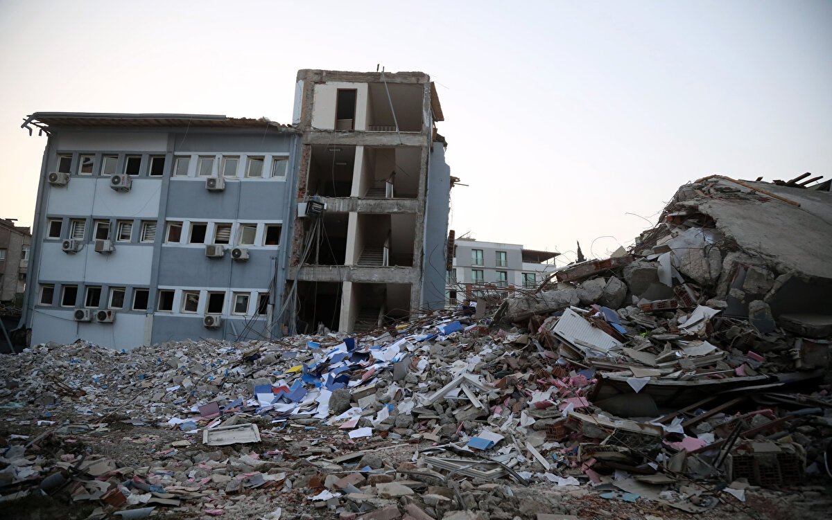 Kentte Çevre, Şehircilik ve İklim Değişikliği İl Müdürlüğü'nün depremde hasar gören ve 1'i iş makinesiyle yıkılan 4 yapıdan oluşan hizmet binasında, İstanbul Barosu'na kayıtlı avukat Ömer Meşe, yaklaşık 15 gündür nöbet tutuyor. Meşe, enkazda il merkezi ve bütün ilçelerin yapı denetim raporları, beton tahlilleri, deprem dayanıklılık testleri ile deprem sonrası yargılama sürecine ışık tutacak, sorumluların tespitine yarayacak ıslak imzalı belgeler olduğunu kaydetti. 