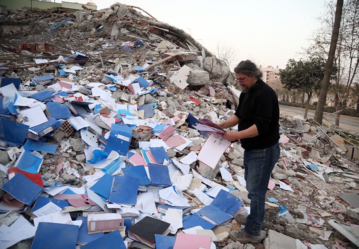 Evrakın bulunduğu binanın yıkılmasını engellemek için İstanbul'dan geldiğini dile getiren Meşe, “Fakat buraya geldiğimde enkazın üstünde iş makinesi vardı. Arkada henüz yıkılmayan tek katlı binadaki evrakı ilk 2 gün nöbetle muhafaza altına aldık, düzenledik, ertesi gün savcılığa teslim ettik. Sonrasında da buranın korunaklı alan tahsisi için talepte bulundum fakat gerçekleşmedi. Henüz bir ekip de tahsis edilmedi. Ben kendi imkanlarımla burada yola saçılan enkaz üstündeki ya da insan eliyle kaldırılabilecek taş veya demirlerin altındaki klasörleri topladım" diye konuştu. 