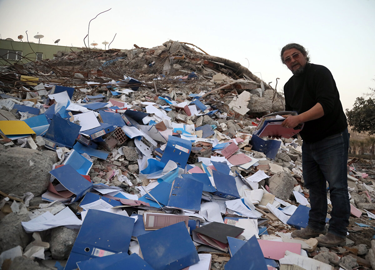 DOSYALARI TOPLAYIP, SAVCILIĞA TESLİM EDİYOR<br>Enkazdan, molozların altından dosyaları çıkardığını belirten avukat Ömer Meşe, “Hasarlı binanın yıkılan kısmından ve yıkılacak binadan 500 civarında klasör ve 20-30 çuval dosya çıkarıp, adli merciye teslim edildi. Savcılıktan olası dış etkenlerin riskine binaen buranın güvenlik şeridine alınması, enkaz önünde bir emniyet tahsisi yapılmasını rica etmiştim fakat bugüne kadar bu anlamda çalışma olmadı. Nöbetimin 15'inci günü. Bu enkazın korunaklı, çatılı alana nakli sözü verilmişti ama şu saat itibarıyla böyle bir çalışma yok" dedi. 