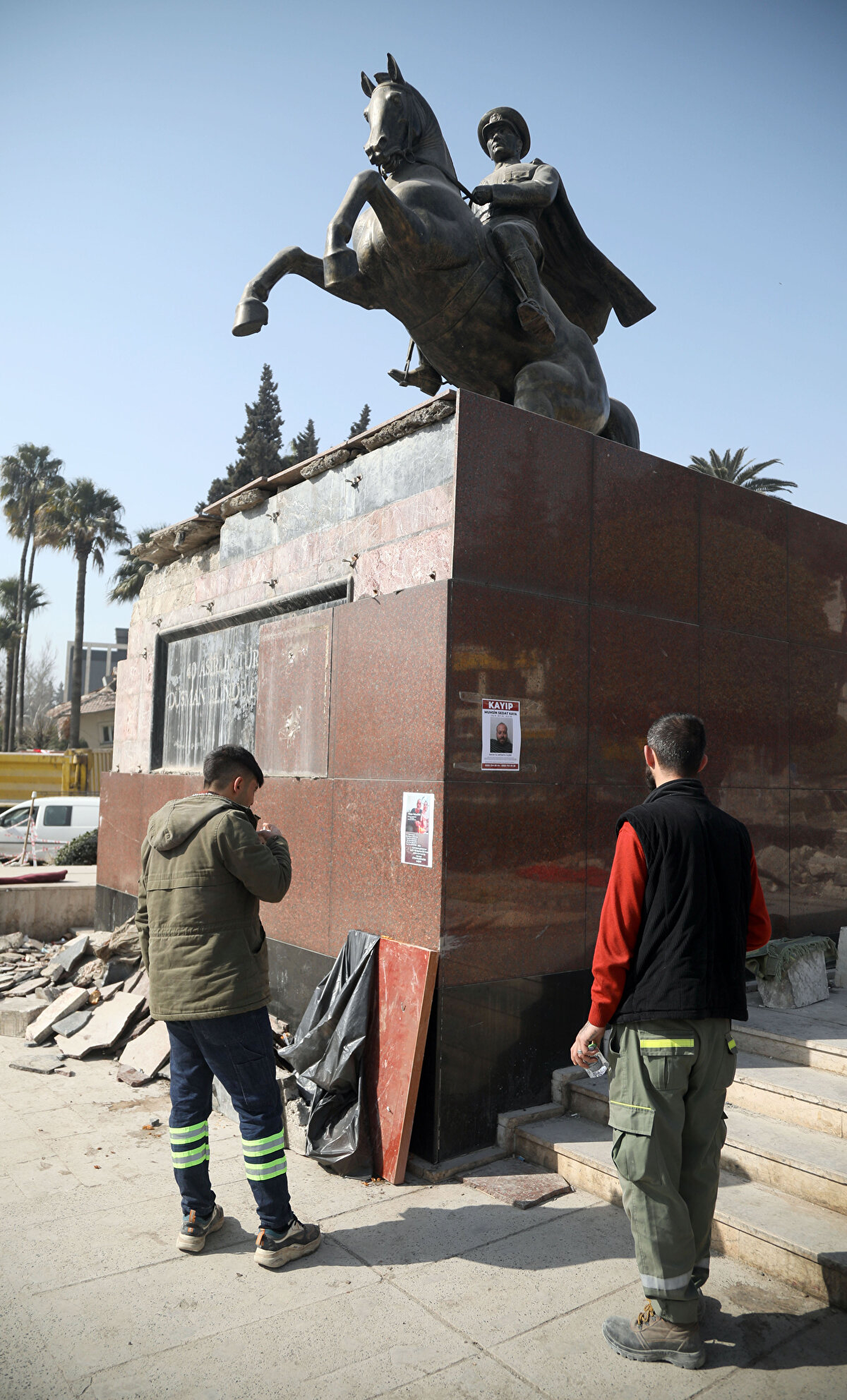 "Sümerler, Akdeniz, Armutlu, Çekmece, Turunçlu mahallerindeki yemek ve diğer insani yardımların sunulduğu yerlerde gıda, tuvalet ve ısınma gibi ihtiyaçlarını karşılamak için birçok defa görülmüş. Sabit bir noktada kalmadığı, söz konusu yerlerde dolaştığı tahmin ediliyor. Enkazdan çıktığı için travma geçiriyor olması çok muhtemel."