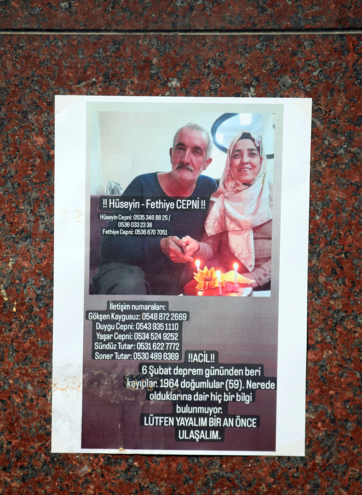 Büst kaidesindeki başka kayıp ilanı ise Muhsin Sedat Kaya'ya (38) ilişkin. Macro Center'ın önündeki ilk yardım çadırında üst üste 2 gün pansuman yapıldığı kaydedilen Kaya'nın yüzünün yaralı, ayağına demir parçası saplandığı, başına darbe aldığı ve şok etkisinde olduğunun bilindiği kaydedildi.