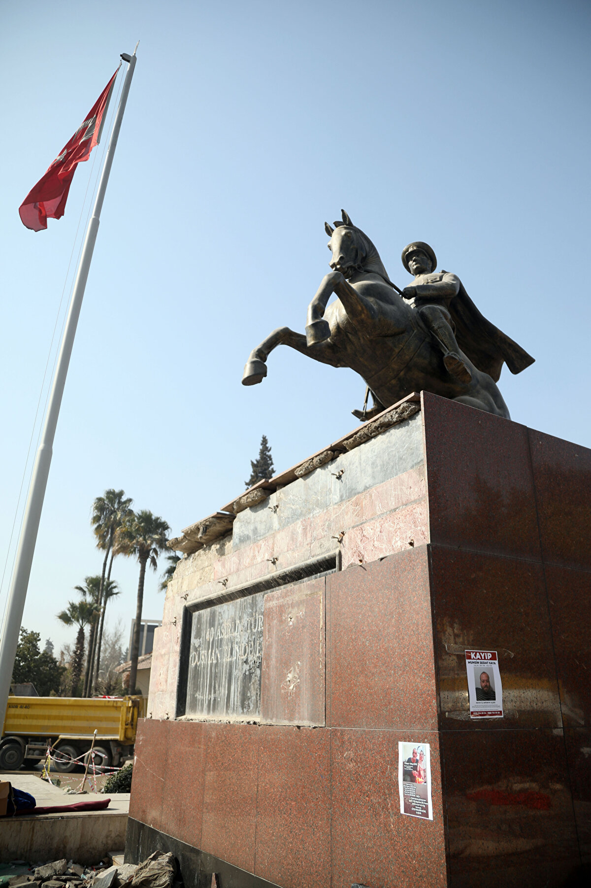 Antakya meydanındaki Atatürk büstünün kaidesindeki Hüseyin-Fethiye Çepni çiftine ait fotoğraflı ilanda, 59 yaşındaki çiftin, depremin olduğu 6 Şubat'tan beri kayıp oldukları belirtildi. Üzerinde yakınlarına ait isim ve iletişim numaraları olan ilanda, 'Nerede olduklarına dair hiçbir bilgi bulunmuyor. Lütfen yayalım, bir an önce ulaşalım' ifadeleri yer aldı.