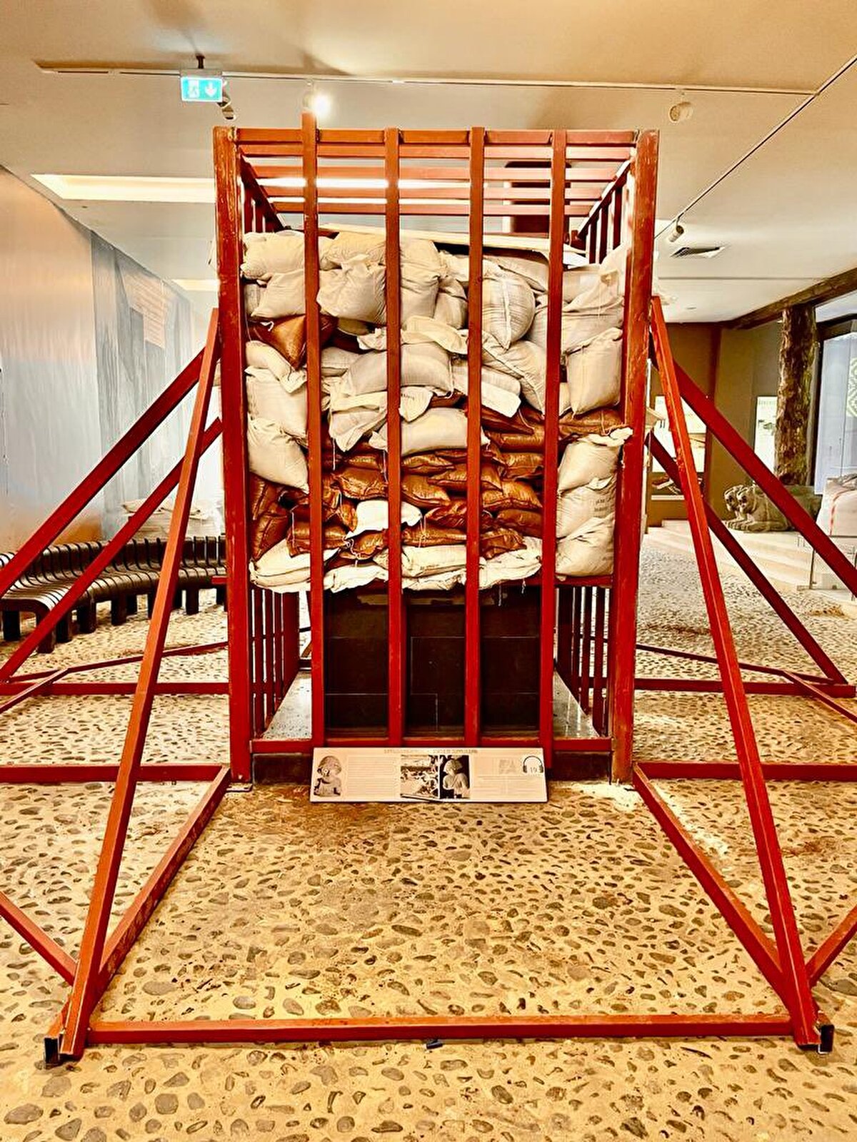 Coşkun, yaptığı paylaşımda, şu ifadelere yer verdi:<br><br>"Devam eden depremler ve artçı sarsıntılar sebebiyle Hatay Arkeoloji Müzemizdeki Şuppiluliuma heykeli, Arsuz stelleri ve benzeri eserlerimiz için ilave tedbirler aldık. En yakın zamanda yeniden gün ışığına kavuşabilmeleri dileğiyle.<br><br><br>