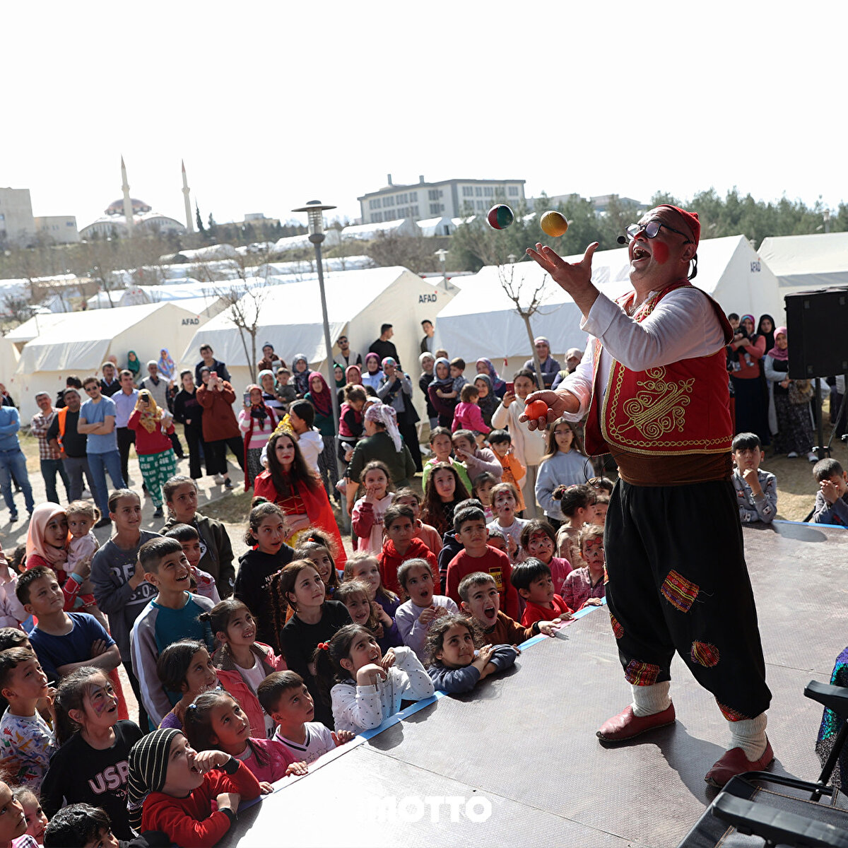 Tek kişilik çocuk oyununu çocuklar için sahneliyor. 