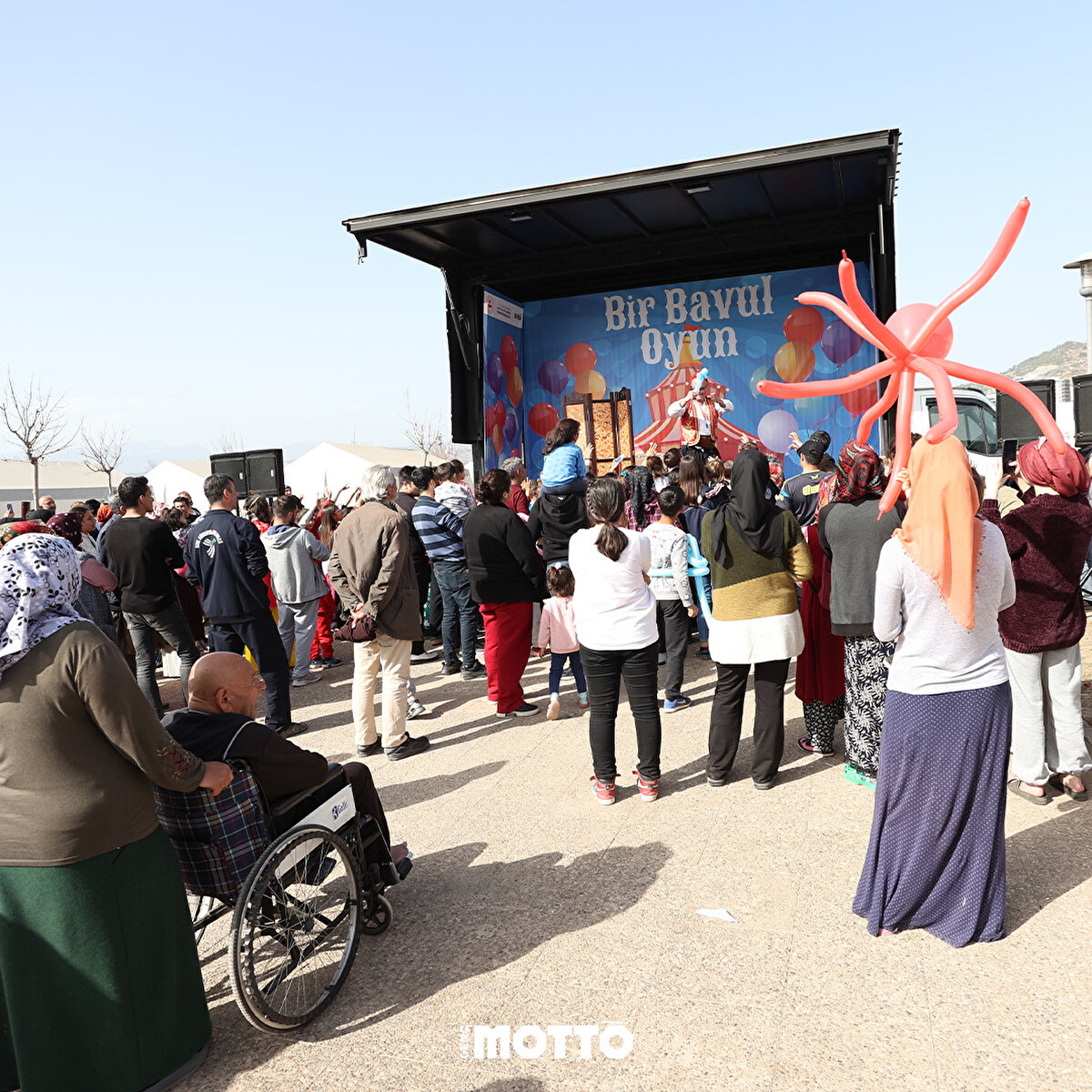 Sadece çocuklar değil her yaştan depremzede oyuna ilgi duyuyor. 