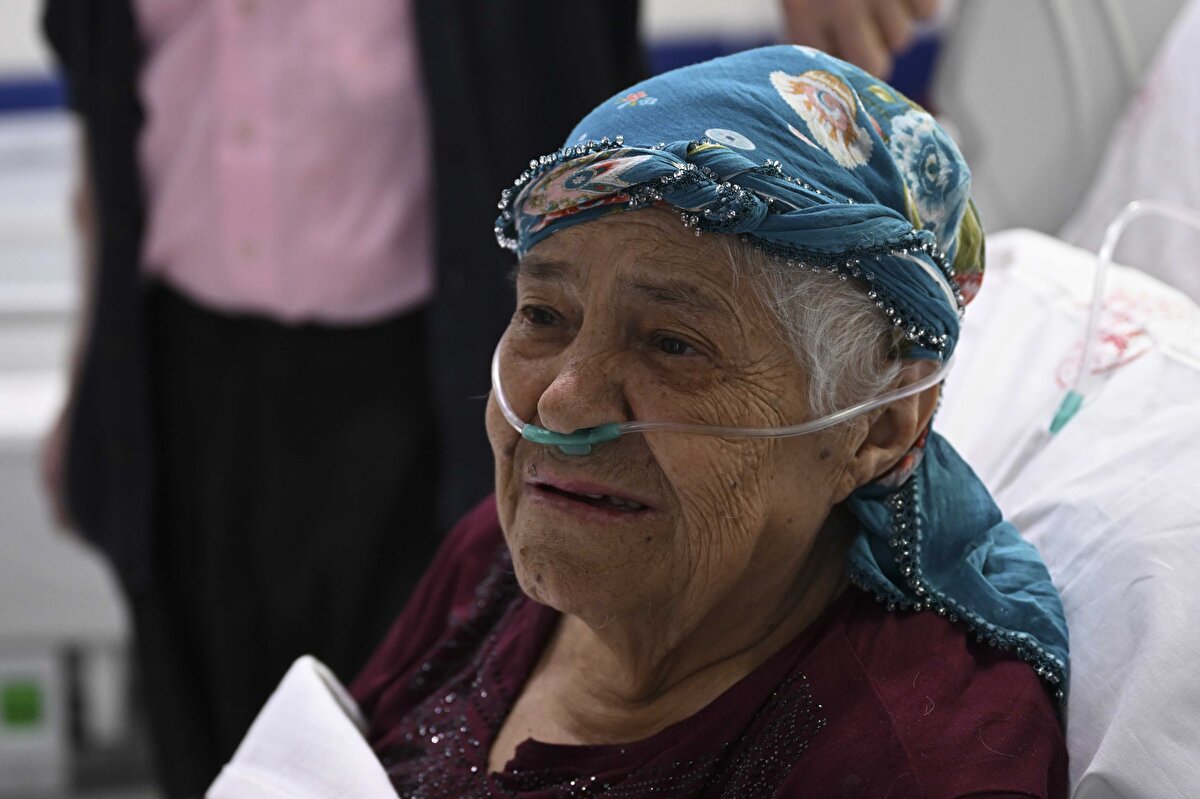 İkinci depremi yaşadığı şokun etkisiyle tam olarak hatırlamayan Fatma Kundakçı, sarsıntıların çok korkutucu olduğunu aktardı.<br><br>Mamak Devlet Hastanesi'nde tedavisinin çok iyi gittiğini belirterek, doktorlar ve hastane çalışanlarına teşekkür eden Kundakçı, "İyiyim çok şükür artık. Allah başka dert vermesin, kimseler çile çekmesin. İkinci sarsıntıda Mahmut olmasa ben orada ölürdüm, o gümbürtüde elimden tuttuğu gibi çekti beni, kurtardı. Ben onu Allah için çok seviyorum, iki sene kucağımda bebeğimle asker yolunu bekledim." ifadesini kullandı.<br><br>83 yaşındaki Mahmut Kundakçı ise ikinci depremde kerpiç evlerinin büyük oranda yıkıldığını söyledi.