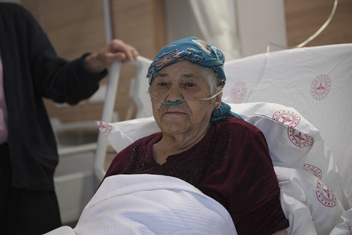 79 yaşındaki Fatma Kundakçı, deprem sonrası yaşadığı sağlık sorunları nedeniyle Mamak Devlet Hastanesi'nde tedavi altına alınırken, 83 yaşındaki eşi Mahmut Kundakçı da hastanede kendisini bir an olsun yalnız bırakmadı.<br><br>Bir yastıkta 65 yıla sığdırdıkları evlilikleri ve zor günlerde gösterdikleri dayanışmayla örnek olan Kundakçı çifti, yaşadıklarını AA muhabirine anlattı.<br><br>İlk depremde sabah namazı için kalkmaya hazırlandıklarını söyleyen Fatma Kundakçı, "Uyandım, ev gümbürdüyordu. Bir baktım benim adam şehadet getiriyor, sonra ben de şehadet getirmeye başladım. Çıkmak için kapıya kaçtık, son anda çıktık." diye konuştu.