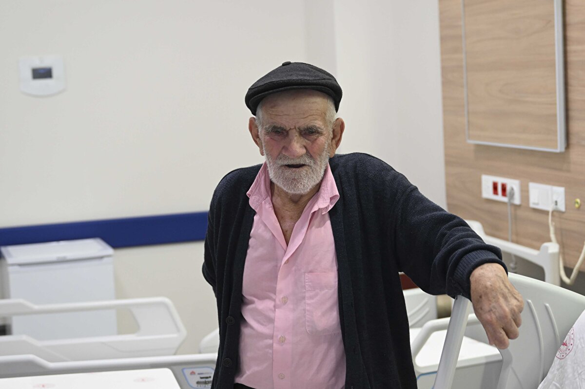 Kundakçı, yaşadığı o anları gözyaşları içinde şöyle anlattı:<br><br>"Eşime ben bakıyorum, ikimiz yaşıyoruz. İlk depremde dışarı çıkmıştık. Sonra ben dışardaydım, hanım eve girmişti. Öğle vakti tam eve girecektim, demir kapıyı açtım o sırada bir gümbürtü koptu, ev üstüme geldi bir anda. Sanki yana yatıp tekrar doğruluyordu. Oğlum gelmişti, o beni kucakladığı gibi geriye çekti. 'Bırak beni hanım içerde. Ölürsem de öleyim, onu almadan olmaz.' dedim. 'Girme' dedi, 'gireceğim' dedim. Hanım kapının ağzına kadar gelebilmişti, kaldırıp çıkarmaya gücüm yetmedi ama sürünerek içeri girip elini sımsıkı tutup onu çektim. Sürünerek dışarı çıkarttım."