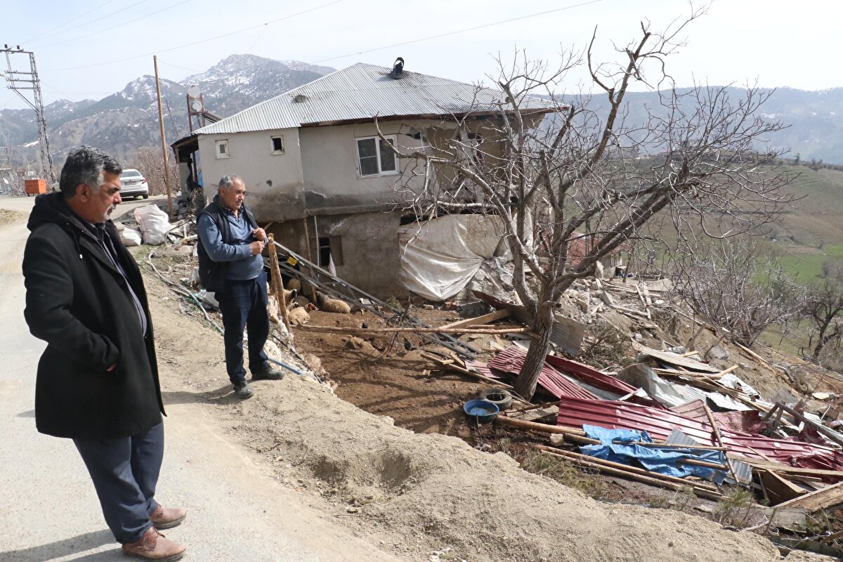 Kaya mahalle girişinde Bilal Karasu'ya ait park halindeki kamyonun üzerinden geçip, evin duvarlarını ve ağılı yıktı, 70 küçükbaş hayvan öldü.<br>