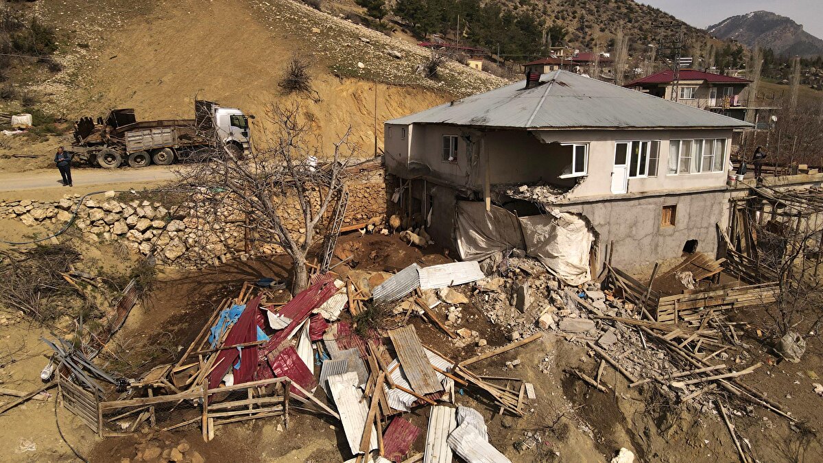 Kahramanmaraş'a yaklaşık 50 kilometre mesafede olan Şahinkayası Mahallesi'nde 6 Şubat'ta meydana gelen ikinci depremde, yüksek tepelerden kopan büyük bir kaya parçası aşağı yuvarlandı.