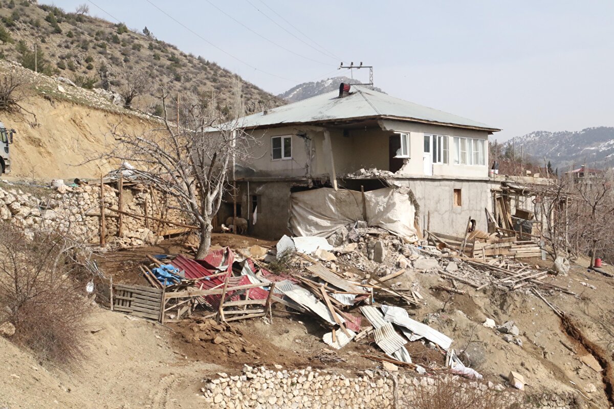 Mahallede çadır ihtiyacı olmadığını belirten Şişman, “Mahallemin 3 bin nüfusu var. Köyümüzde can kaybı yok ama Ebrar Sitesi, Maraş'ın canını yaktığı gibi Şahinkayası'nın da canını yaktı. Ebrar Sitesi'nde oturanlardan 26 can kaybımız var. İkisinin hala cenazesine ulaşamadık. O endişe içerisindeyiz. Mahallemizde 850 hanemiz var. Bunların içinde ağır hasarlı 350'den fazla evimiz var. Yaklaşık 3 bin olan nüfus 5 bine çıktı. Şehir merkezinde yaşayanlar da geldi. Kayalık bir bölgede dağ yatağına sığınmış bir mahalleyiz. Taş düşme riski var. Bunu AFAD yetkililerine, valiye, kaymakama ve milletvekillerine söyledim. Biz artık depremi unuttuk, olası bir yağışlı havada ya da yeni bir depremde kaya düşmelerine maruz kalacağız ondan korkuyorum" dedi.