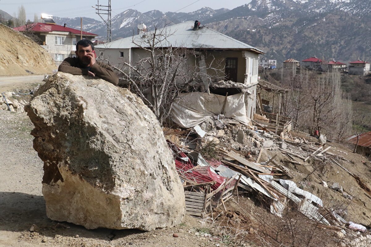 Halen çok endişeli olduklarını belirten Karasu, “Herkes teyakkuz halinde. Burada yaşasak dahi, herhangi bir sallantıda ben taş gelir mi, diye hemen yukarı bakıyorum. Ufak artçılarda bile dışarı çıkıp yukarı bakıyorum. Gece elimde fenerle bakıyorum. Gelirse ona göre tedbirimizi alırız diye" dedi.<br>Bu arada Kahramanmaraş Valiliği, yeniden kaya parçası düşebileceği ve heyecan tehlikesi nedeniyle evlere girilmemesi konusunda mahalle halkına uyarıda bulundu.