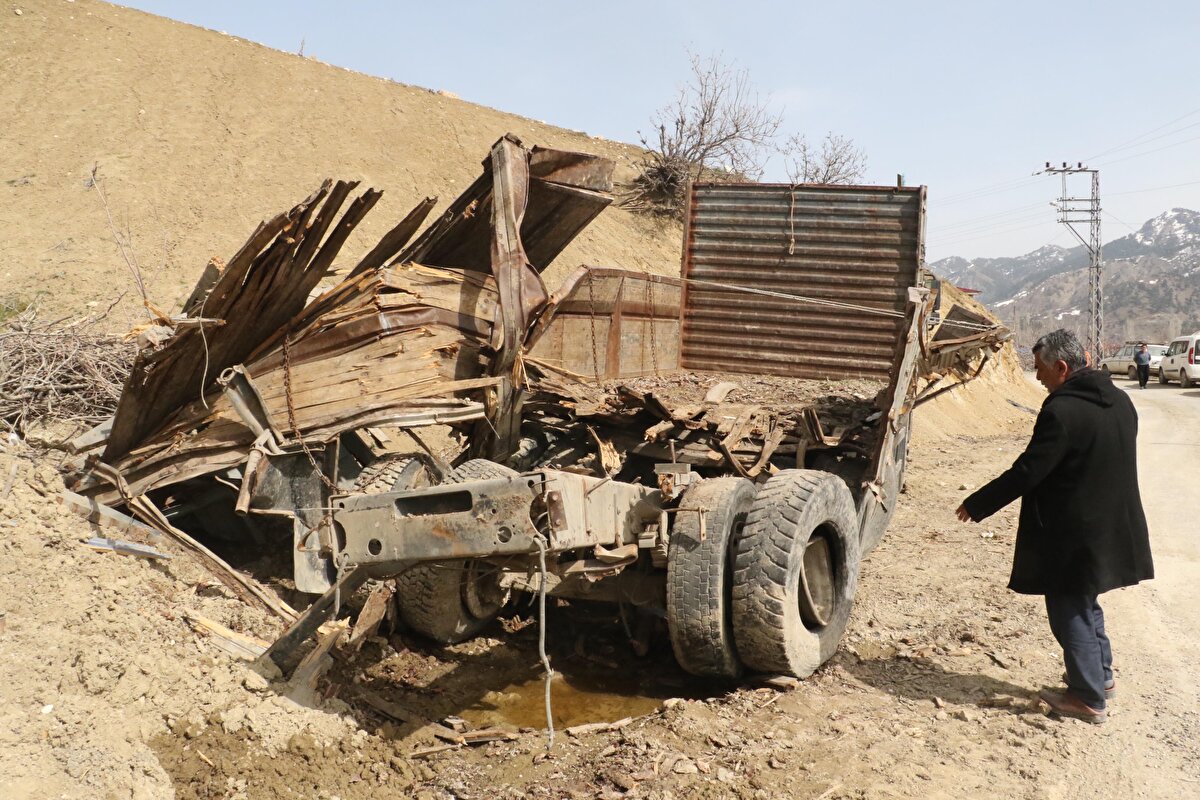 Kahramanmaraş Valiliği de yeniden kaya düşebileceği ve heyecan tehlikesi nedeniyle evlere girilmemesi uyarısında bulundu.