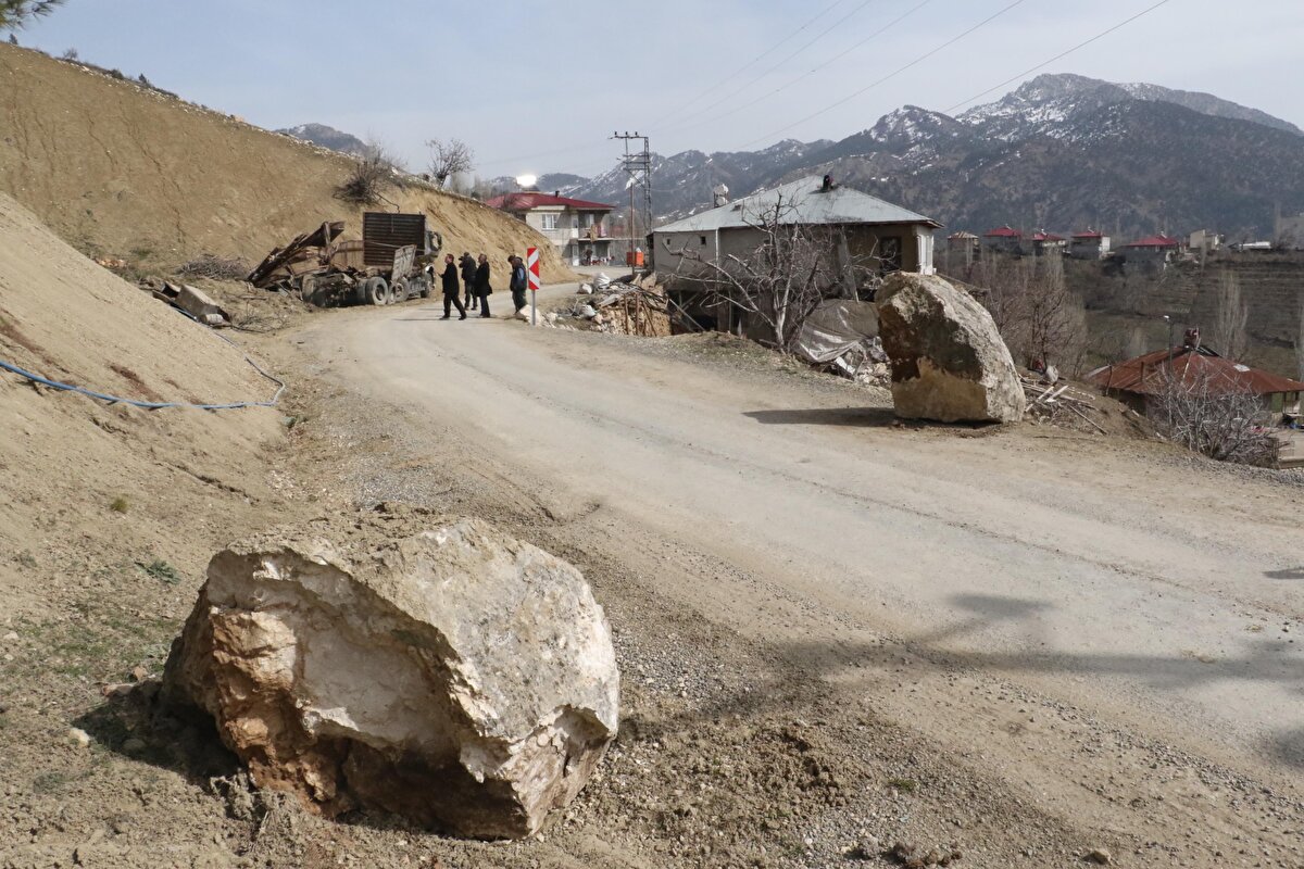 Kentte artçı depremleri hissettiklerini ve kopabilecek kayalardan endişe ettiklerini ifade eden Şahinkayası Mahallesi Muhtarı Hasan Şişman, 3 bin nüfusun evlere giremediğini söyledi.