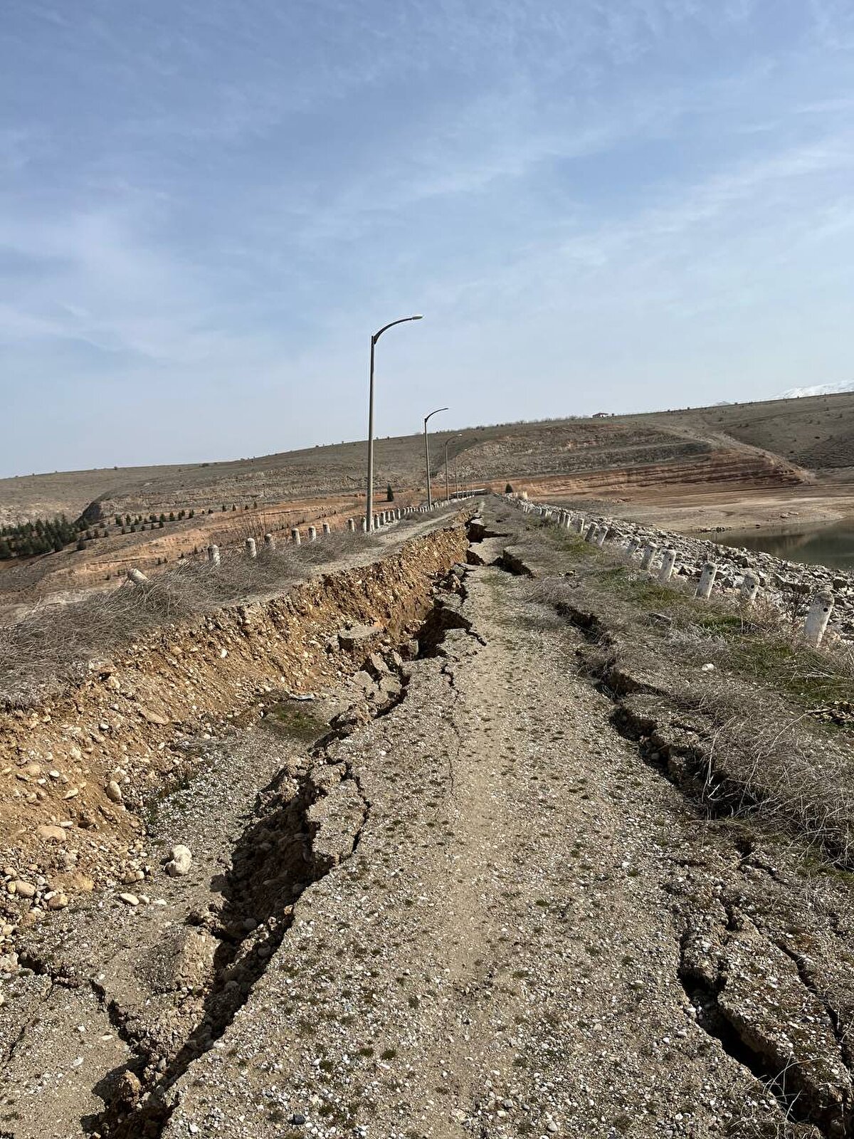 Malatya'nın Darende ilçesinde Sayfiye Mahallesi sınırlarındaki Heyik Dağı'nın Kalaycık mevkisinde, deprem sonrası ortaya çıkan yarıklar görüntülendi. 