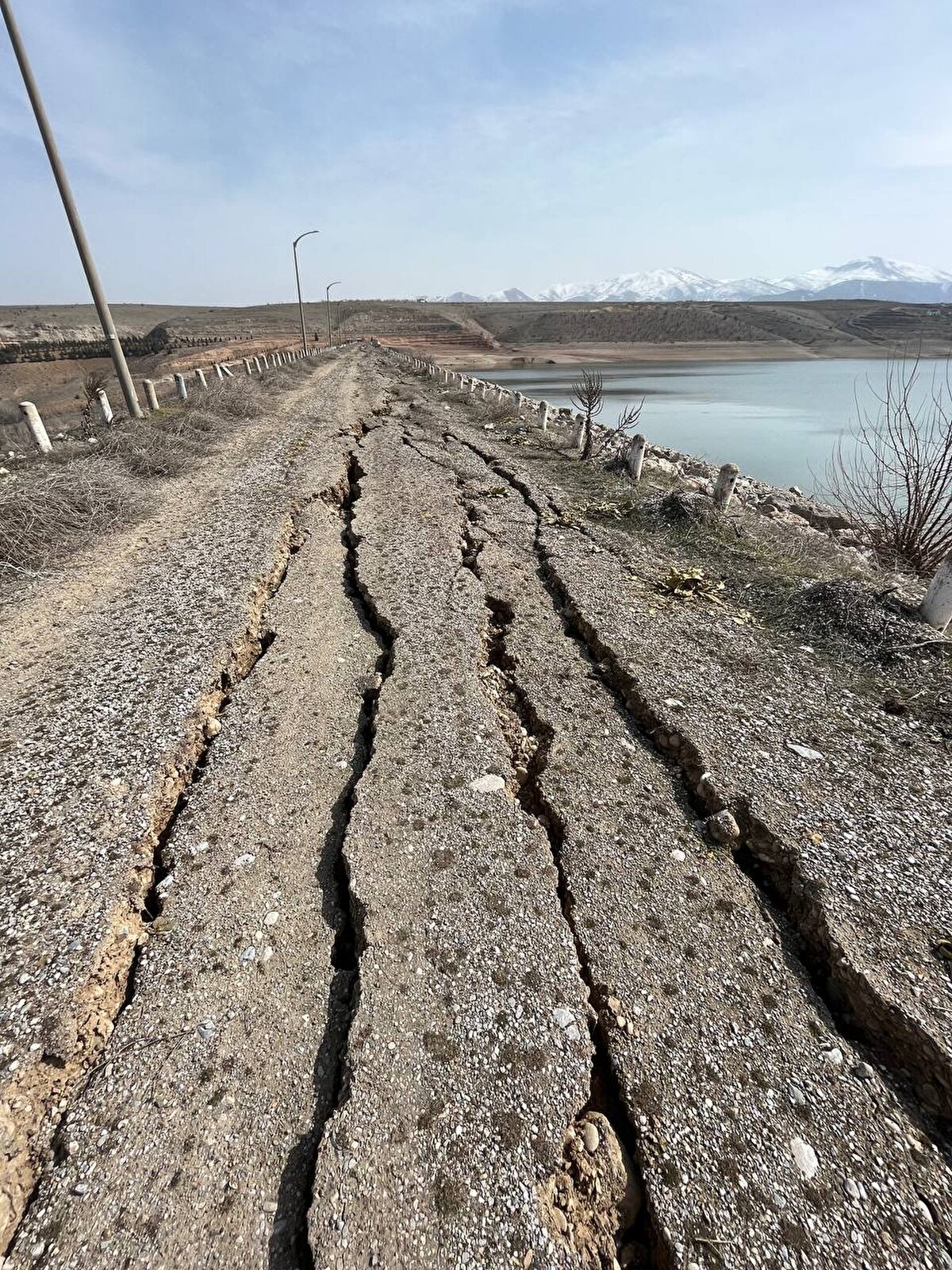 Depremin ardından fay hattının geçtiği bölgelerde ortaya çıkan fay kırıkları, felaketin boyutunu ortaya koydu. 