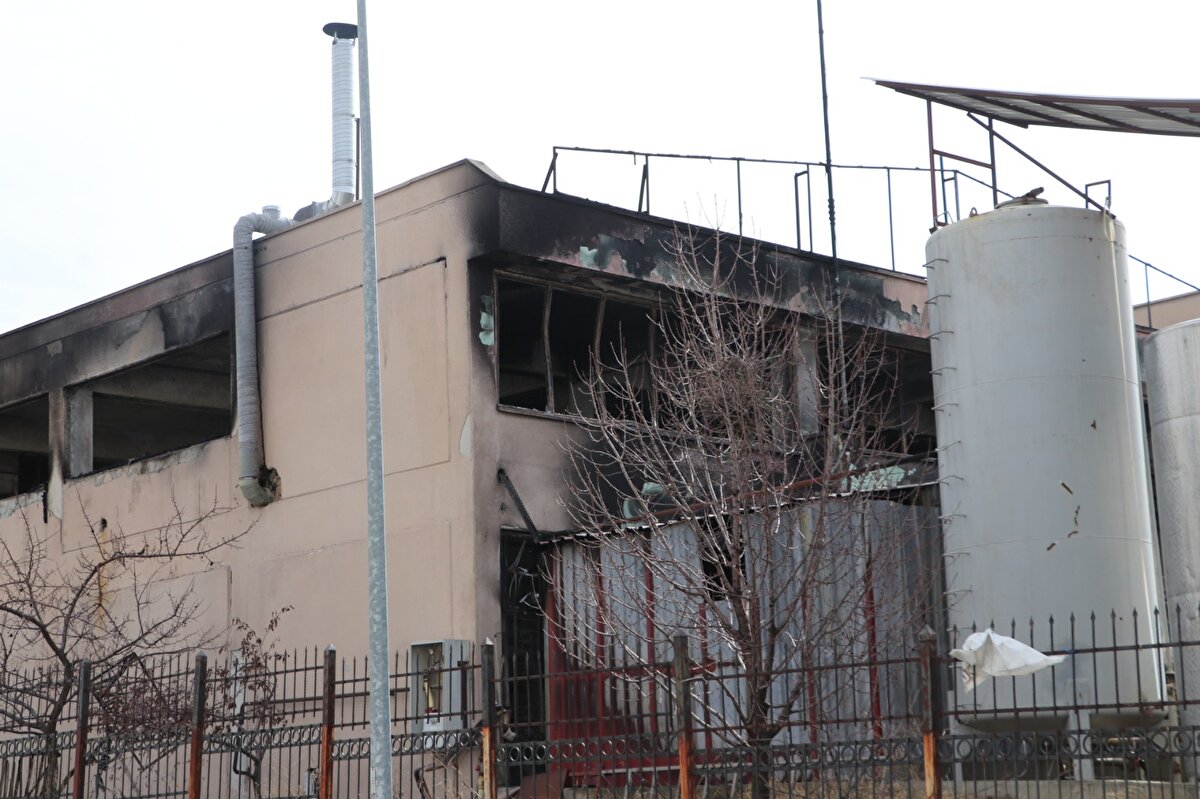 Saray Mahallesi'ndeki Keresteciler Sanayi Sitesi'nde faaliyet gösteren bir kimyasal madde dolum fabrikasında öğle saatlerinde bilinmeyen bir nedenle yangın çıktı. Yangın, içerideki kimyasal maddelerin etkisiyle kısa sürede büyüdü.