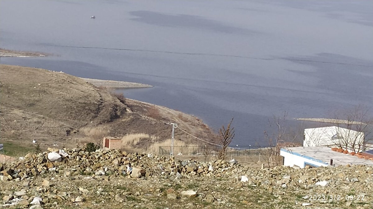 Akçadağ ilçesinde ise Sultansuyu Barajı setinde dev yarıklar oluştu. 