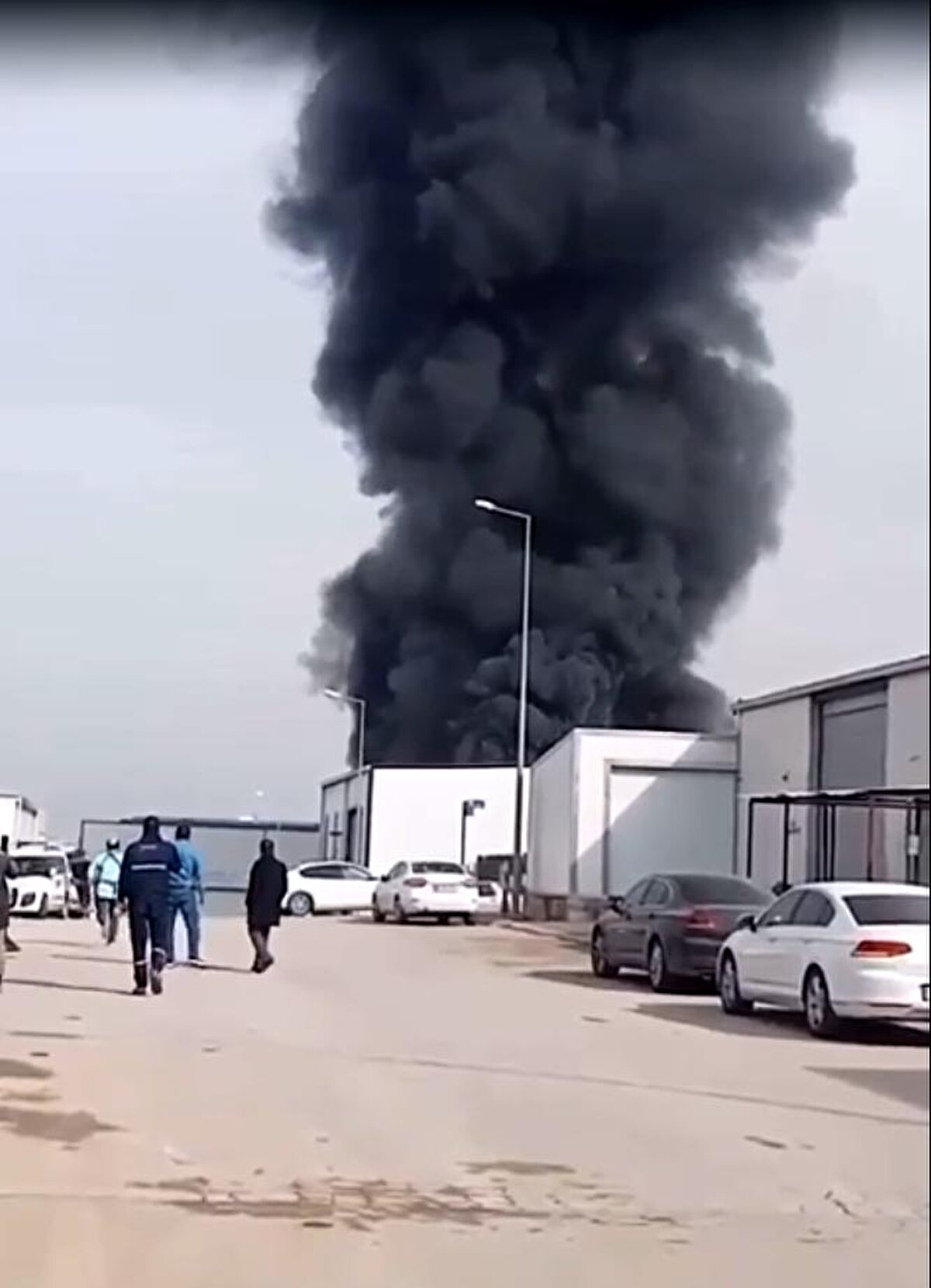 Çevredekilerin ihbarıyla bölgeye çok sayıda itfaiye ve polis ekibi sevk edildi. İtfaiye ekipleri, yangın sırasında yaşanan küçük çaplı patlamalar nedeniyle alevlere müdahale etmekte güçlük çekti. İtfaiyenin yaklaşık 2 saatlik çalışmasıyla yangın, bitişikte bulunan diğer iş yerlerine sıçramadan kontrol altına alınarak, söndürüldü.