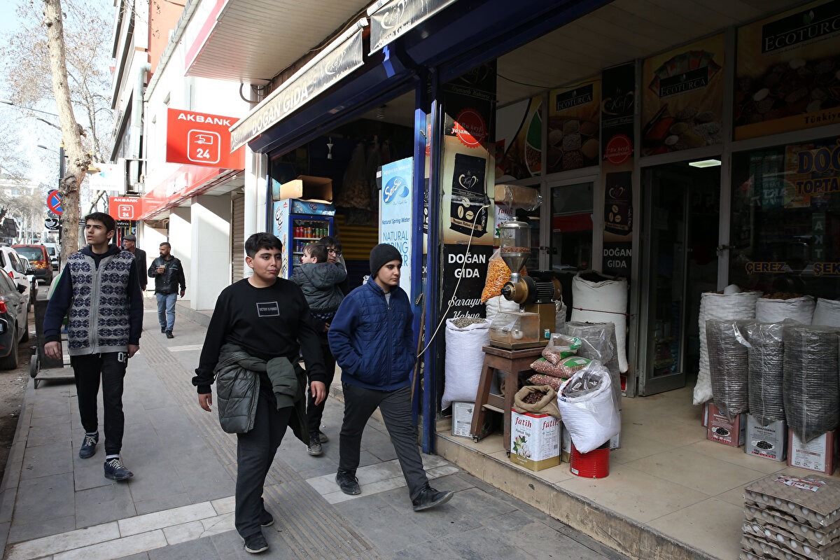 "Yavaş yavaş normale dönüyoruz"<br><br>Market sahibi Aydın Doğan ise deprem anının çok korkutucu olduğunu belirtti.<br><br>Depremde 4 katlı binalarının ağır hasar gördüğünü ifade eden Doğan, sarsıntı bittikten sonra eşi ve çocukları ile binadan dışarı çıktıklarını söyledi.<br><br>Depremin yaşandığı gün rahatsızlığı bulunan babasının vefat ettiğini dile getiren Doğan, "Enkaz altında kalan 8 akrabamızı kaybettik. Ailemi Bitlis'e yerleştirdikten sonra buraya döndüm. Marketimizi açtık. İşlerimizi toparlamaya, memleketimizi ayağa kaldırmaya çalışıyoruz. Yavaş yavaş normale dönüyoruz. İş yerleri açılırsa vatandaş da ihtiyaçlarını daha rahat karşılayabilecek. Allah böyle afetleri bir daha yaşatmasın" diye konuştu.
