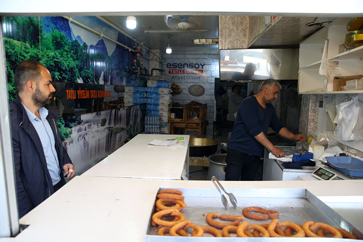 Merkez üssü Pazarcık ve Elbistan ilçeleri olan 7,7 ve 7,6 büyüklüğündeki depremlerin ardından kentte, bir yandan enkaz kaldırma çalışmaları sürerken diğer taraftan esnaf, hasar görmeyen binalardaki iş yerlerini yeniden açıyor.<br><br>Kepenk açan, iş yerlerindeki devrilen eşyaları düzenleyen, temizlik yapan esnaf vatandaşlara hizmet veriyor.