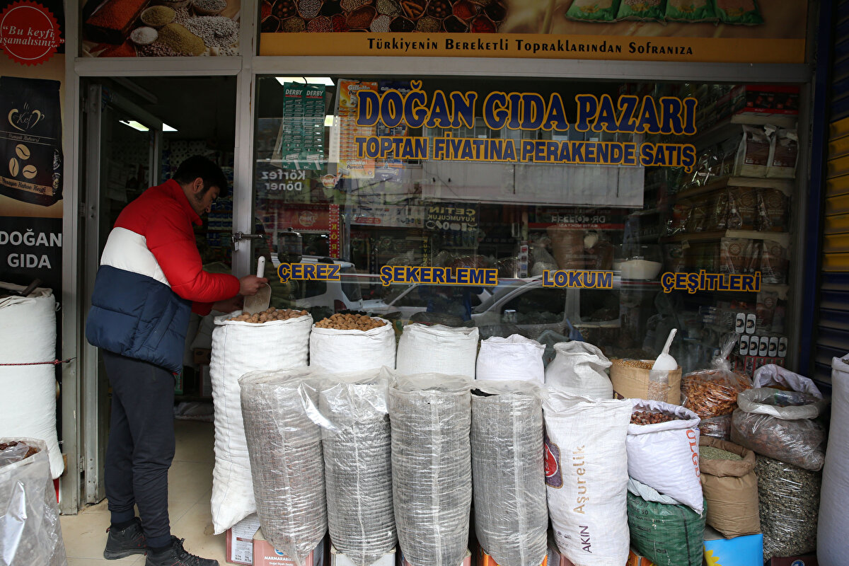 Aydın, "İş yerimizi açarak insanlarımızın burada kalmasını sağlamaya çalışıyoruz. Bu memleket bizim. Memleketimizden asla ayrılmayacağız. İnsanlarımızın bir an önce memleketlerine dönmelerini bekliyoruz. Bu şehri hep birlikte ayağa kaldıracağız" ifadelerini kullandı.