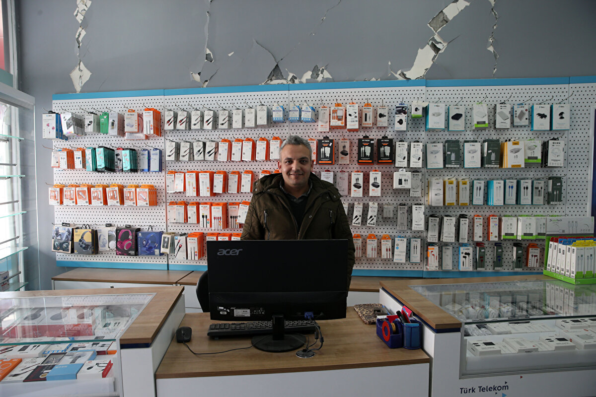 "Yaralarımızı sarmaya başladık"<br><br>Kent merkezinde esnaflık yapan 28 yaşındaki Furkan Ertaş, AA muhabirine, depreme uykudayken yakalandığını söyledi.<br>