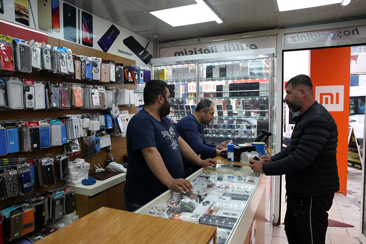 Evlerinin ağır hasar gördüğünü, eşyalarının bir kısmını kurtarabildiğini anlatan Ertaş, "Deprem anını anlatamam, çok zordu. Yaralarımızı yavaş yavaş sarmaya başladık. Cana geleceğine mala gelsin. Ailemi Kahta'ya yerleştirdim. Telefon ihtiyacı olanlara yardımcı olmak için dükkanımızı açtık. Memleketimizi terk etmeyeceğiz. Sonuna kadar Adıyaman'dayız. Burada doğduk, burada büyüdük" dedi.