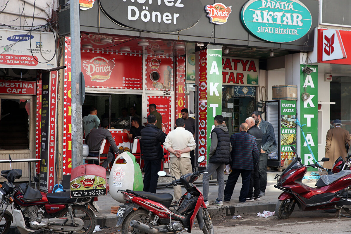 "Bu şehri hep birlikte ayağa kaldıracağız"<br><br>Esnaf Murat Aydın da hayatında ilk defa böyle bir afet yaşadığını belirterek, yaşadıkları binanın hasar görmediğini kaydetti.<br><br>