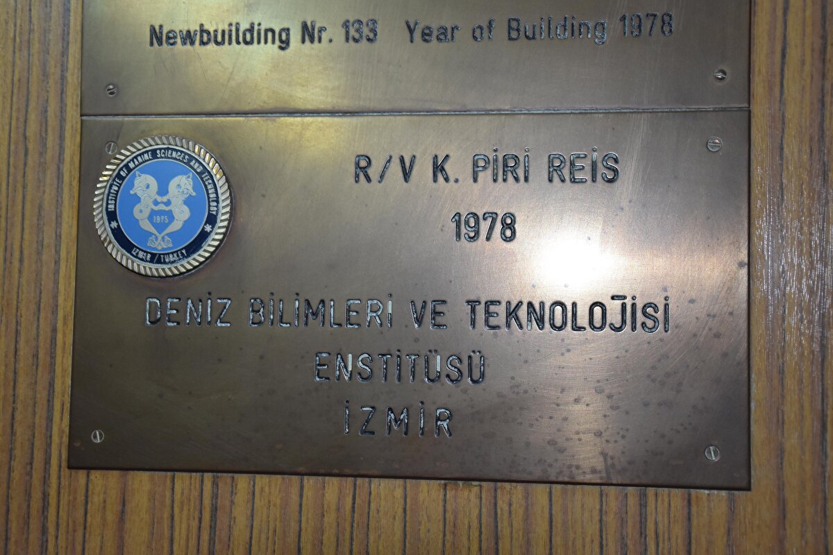 İzmir ve çevresinin depremsellik açısından aktif bölge olduğunu belirten Prof. Dr. Dondurur, "Tarihsel süreçte İzmir ve çevresinde çok sayıda yıkıcı deprem olmuş. 1688'de İzmir'de oluşan bir deprem çok ciddi hasar vermiş hatta tsunami meydana gelmiş. 1739'da Foça'nın 4'te 3'ünün yıkıldığı yıkıcı bir deprem var. Bunların üzerine Foça-Karaburun ve 'İzmir dış körfezi' bölgesindeki fayların haritalanması, aktivitelerinin ortaya konması için TÜBİTAK destekli bir proje başlattık. Denizlerde fayların haritalanması için sismik veri toplamanız gerekiyor.<br><br>