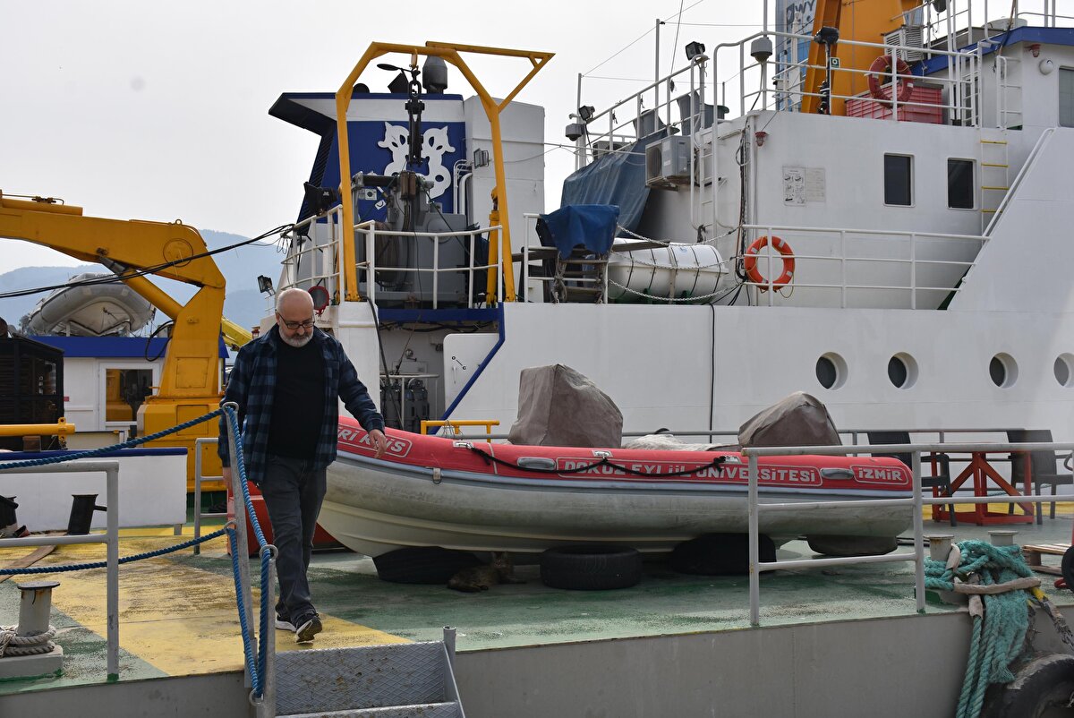Foça merkez üssü olan 27 Şubat tarihli depreme değinen Dondurur, "Çalışmayı tamamladıktan 2 gün sonra Foça açıklarında 4.1 büyüklüğünde bir deprem meydana geldi. Büyük bir tesadüf. Bu depremin oluştuğu yer, bizim çalıştığımız alanın tam olarak içine denk geliyor. Depremin yeryüzünde, deniz tabanındaki iz düşümünü kesen 2 sismik hattımız var. Depremin oluştuğu fayı sismik kesitlerimizde görebiliyoruz.<br><br>