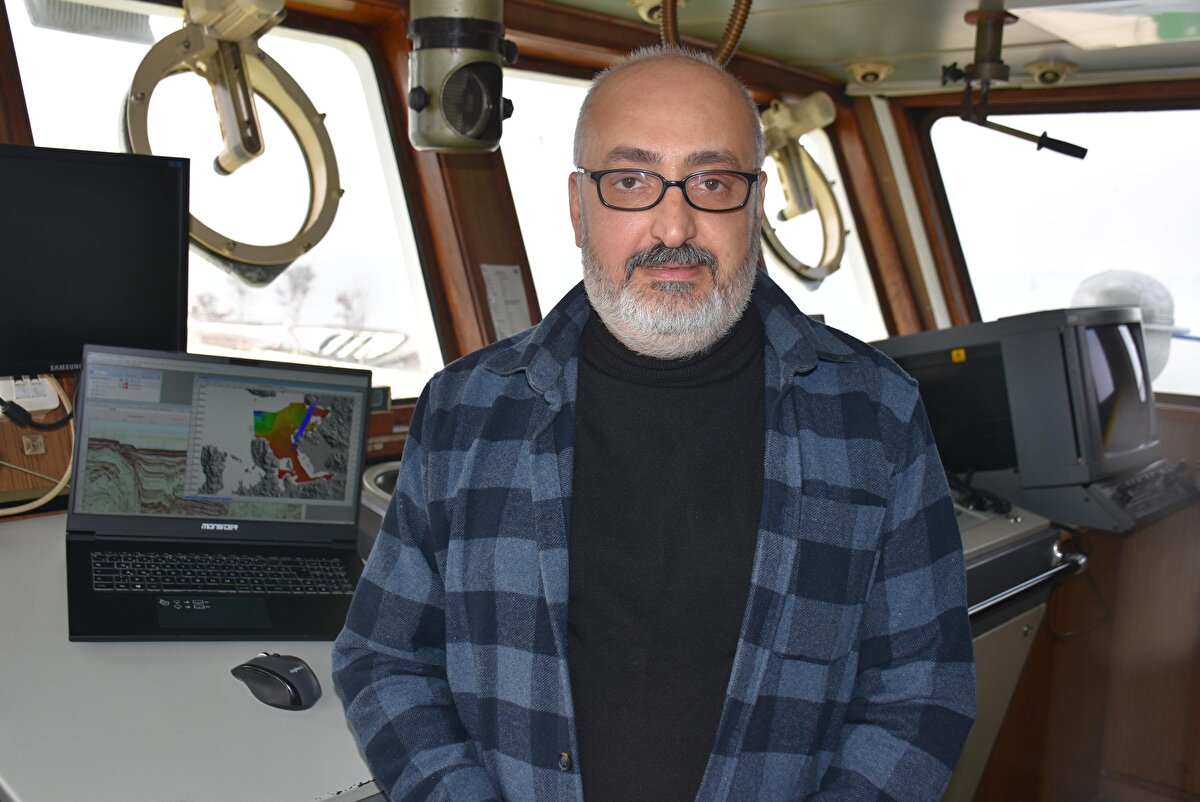 Başka türlü fayları haritalamak mümkün değil. Topladığımız bu sismik verilerden yola çıkarak fayların uzanımını, büyüklüklerini, deniz tabanını etkileyip etkilemediklerini dolayısıyla aktif olup, olmadıklarını ortaya koymayı amaçladık. Elde ettiğimiz verileri, ilksel olarak hızlıca veri işlemden geçirdik. Verilerin işlenmesinin hemen ardından bu fayların haritalanmasına geçeceğiz. Aktif fayların, aktif olmayan fayların büyüklükleri, nereye doğru uzandıkları hakkında bilgi elde etmeye çalışacağız. Dolayısıyla İzmir metropol alanı ve çevresinin afet riskine yönelik çalışmalar gerçekleştireceğiz. Proje, 2 yılda tamamlanması öngörülerek başlatılan bir proje. Proje verilerin toplanması, işlenmesi ve yorumlanması olmak üzere 3 ayrı fazdan oluşuyor" dedi.<br><br>