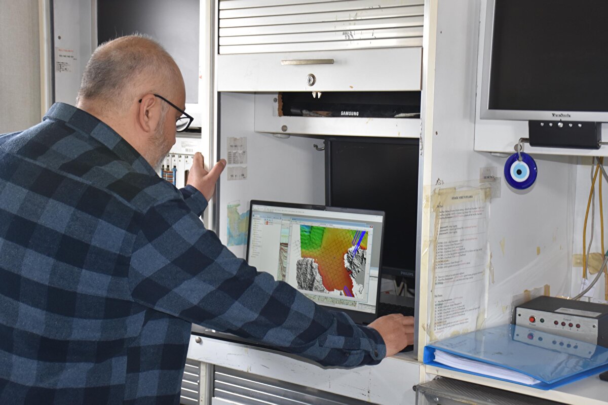 DEÜ Deniz Bilimleri ve Teknolojisi Enstitüsü Deniz Jeolojisi ve Jeofiziği Bölümü'nde görevli Prof. Dr. Derman Dondurur, "Bu proje için geçtiğimiz hafta içerisinde, 'Piri Reis' gemisiyle 12 kişilik ekiple bir sismik çalışma gerçekleştirdik. Bu çalışmada yaklaşık 1000 kilometre civarında sismik veri topladık.<br><br>