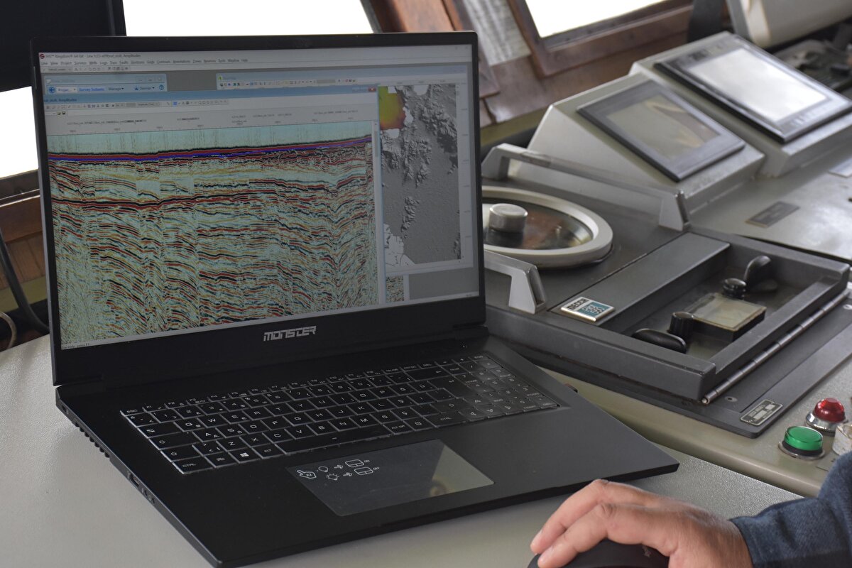 İzmir Dokuz Eylül Üniversitesi (DEÜ) Deniz Bilimleri ve Teknolojisi Enstitüsü'nde görevli akademisyenlerden oluşan 12 kişilik ekip, 'İzmir dış körfezi' olarak tanımlanan Foça- Karaburun bölgesinde 'Piri Reis' gemisiyle sismik araştırma yaptı.