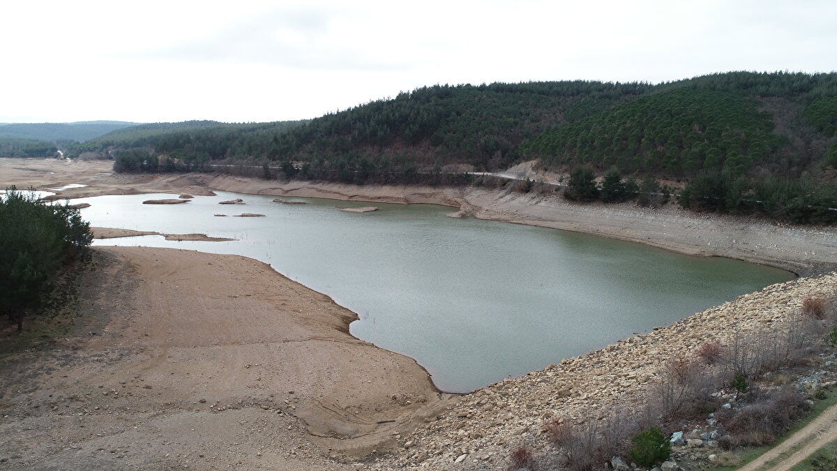 Bu arada, Çanakkale merkezdeki Salihler Barajı ile Bayramiç Barajı'nda kuraklık nedeniyle yaşanan su azlığı dronla görüntülendi.