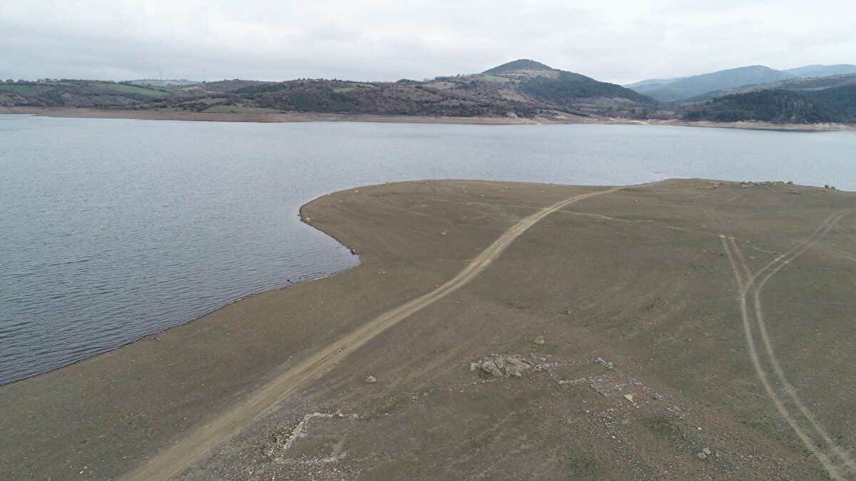 "Konut ve iş yeri önlerinin ve içlerinin hortumla yıkanmasının yasaklanmasına, yüksek su tüketimi olan sanayi tesislerinde suyun tasarruflu kullanılabilmesi için mevcut kullanımları göz önüne alınarak kısıtlamaya gidilmesine, halı ve kilim yıkamalarının yasaklanmasına, şehir şebeke suyu ile hortumla araba yıkanmasının yasaklanmasına, oto kuaför ve yıkama işletmelerinde su tüketiminin aylık 20 metreküp olarak uygulanmasına, halı yıkama, hamam, tuvalet gibi su tüketimi yüksek olan iş yerlerinde ön ödemeli elektronik sayaç takılmasına, yer altı suyu kullanımı varsa mekanik sayaç takma mecburiyetinin getirilmesine, böylece yer altı su kullanımının tespitinin yapılmasına, bahçe sulamalarının sabah ve akşam, mümkünse kuyu suyu ile ve yağmurlama/damlama sistemleri kullanılarak yapılmasına, park, bahçe, yeşil alan, tarımsal amaçlı üretim yapılan yerlerde sulamaların kısıtlanmasına, acil sulama ihtiyacı olan yerlerin yağmurlama, damlama sulama ile su kullanımının minimuma indirilmesine karar verilmiştir"