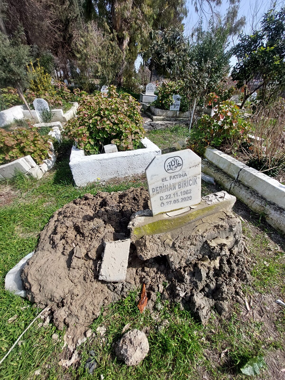 Mezar taşlarının kırıldığı ya da düştüğü, mezarlıkta çökmeler olduğu görüldü.<br><br>