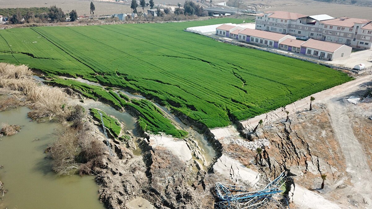 Mezarlardan 50'sinin ise Asi Nehri'nin taşan sularıyla kaybolduğu belirtildi.<br><br>